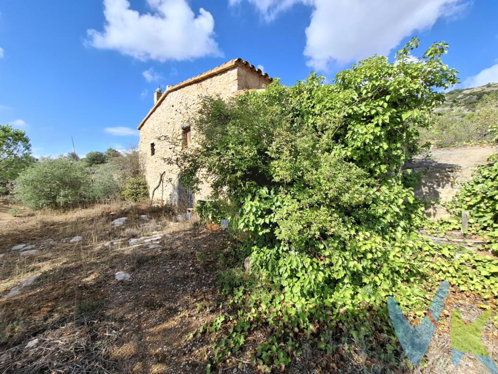 En venta espectacular casa independiente en el encantador municipio de Sierra Engarcerán. Esta propiedad se presenta como una oportunidad única para aquellos que buscan un hogar con carácter y historia. Construida en 1915, esta casa ha sido testigo de innumerables historias y ahora puede ser el escenario de la suya.Cuenta con un total de 208 metros cuadrados construidos, de los cuales 147 metros cuadrados son útiles, lo que garantiza espacios amplios y cómodos para toda la familia. La vivienda dispone de dos habitaciones, cada una diseñada pensando en el confort y en ofrecer un ambiente acogedor. Estas estancias se destacan por su luz natural y por su tamaño generoso, permitiendo la posibilidad de personalizar cada espacio de acuerdo con sus necesidades.El estilo arquitectónico de la casa conserva su esencia original, con detalles que aportan un aire de distinción y calidez. El techo abuhardillado, los muros de mampostería y las ventanas amplias aseguran una ventilación adecuada y una iluminación natral en todos los rincones del hogar. La ubicación en Sierra Engarcerán es inmejorable para quienes valoran la tranquilidad y el contacto con la naturaleza. Rodeada de un entorno natural impresionante, esta casa es ideal para aquellos que desean disfrutar de la paz y el sosiego que ofrece este paisaje privilegiado, sin renunciar a las comodidades de la vida moderna. Los amantes del aire libre encontrarán en esta propiedad el lugar perfecto para realizar actividades al aire libre y disfrutar del paisaje.Además de sus características internas, la casa cuenta con un espacio exterior que invita al esparcimiento y la relajación. Una ladera de la montaña donde disfrutar de tardes soleadas o noches estrelladas, convirtiéndolo en un rincón perfecto para desconectar del estrés diario. La posibilidad de adaptar este espacio exterior a sus gustos y necesidades personales representa un valor añadido incalculable.La casa, con su encanto irresistible, espera nuevos propietarios que valoren su potencial y belleza. Posibilidad de financiación hasta el 100%, pregúntanos y te haremos un estudio gratuito. Agencia Registrada con el número 1.399 en el Registro Obligatorio de Agentes Inmobiliarios de la Comunidad Valenciana. Puede consultar en la web de la GVA. Gastos e impuestos no incluidos en el precio. A título orientativo, en segundas transmisiones, el comprador abonará el Impuesto sobre Transmisiones Patrimoniales (ITP), cuyo tipo general en la Comunidad Valenciana es el 10% (*) sobre la base imponible, que será el mayor valor entre precio de compraventa, tasación o valor de referencia catastral. Gastos de notaría y Registro de la Propiedad: aproximado entre 1.000 y 2.000 euros (aranceles variables según precio, número de copias y complejidad). El comprador escoge libremente notario. El vendedor asume, por ley, los gastos que le correspondan, salvo pacto contrario. Si se precisa hipoteca, tasación, condiciones y costes bancarios según entidad elegida por el comprador; así como los gastos de gestoría y cualesquiera otros inherentes a la formalización de la compraventa. De acuerdo con la ley, no se incluyen en el precio otros gastos o tributos que legalmente correspondan al comprador. Los honorarios de intermediación inmobiliaria al vendedor no incluidos en el precio. Los honorarios de intermediación inmobiliaria al comprador: 2,5% + IVA calculados sobre el precio de venta con un mínimo de 3.000 euros + IVA(*) Consultar condiciones concretas según circunstancias personales o régimen fiscal aplicable. Puedes llamar al 722461985 y te informaremos de tu caso en concreto.El consumidor tiene derecho, conforme a la normativa vigente, a disponer de información y documentación adicional relativa al inmueble y condiciones de la compraventa, accesible en la sede física de la agencia situada en Avenida Rey Don Jaime nº74, 7ºB, Castellón de la Plana. La agencia actúa exclusivamente como intermediaria en la operación. Cualquier compraventa y sus condiciones quedan sujetas en todo caso a la aceptación expresa del vendedor del inmueble y a la posterior formalización del correspondiente contrato. El presente anuncio tiene carácter meramente informativo: la información suministrada se corresponde con la disponible a la fecha de publicación, pudiendo variar en función de las circunstancias o actualizaciones legales, contractuales y fiscales.  
