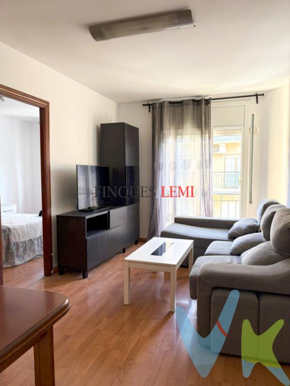 Tu nuevo hogar, donde la luz y la tranquilidad te dan la bienvenidaImagínate despertar cada mañana con la calidez del sol entrando por las ventanas y las vistas a la montaña recordándote que has encontrado tu lugar. Este acogedor piso de 80 m² construidos, situado en una planta alta de una finca con ascensor de 1973, es mucho más que una vivienda: es un espacio donde empezar nuevas historias, donde cada rincón invita a vivir con calma, rodeado de confort y funcionalidad.Desde el primer paso, sentirás que este piso ha sido cuidado con cariño: suelos de parquet, ventanas de aluminio climalit que aíslan del ruido y conservan la temperatura, y puertas renovadas que aportan un aire actual a la vivienda. Su distribución es ideal para una familia, una pareja o incluso para quien busca teletrabajar desde un entorno sereno: cuenta con 3 habitaciones (una doble y dos individuales amplias), un luminoso salón comedor con acceso a un pequeño balcón exterior, cocina independiente con salida al lavadero cerrado, y un baño con plato de ducha.El edificio ofrece mucho más que un simple hogar. Dispone de una zona comunitaria donde celebrar cumpleaños o reuniones, y una terraza comunitaria perfecta para tomar el sol, tender la ropa o simplemente disfrutar de las vistas abiertas a la montaña.La ubicación es excelente: a pocas calles del mercado municipal, supermercados como Lidl o Área de Guissona, comercios de barrio y con el CAP muy cerca. A solo 12 minutos andando de la estación de ferrocarril y bien comunicado con varias líneas de autobús.Aquí no solo vivirás, sentirás que has llegado a casa.Características destacadas:Buena conexión en transporte: a 12 min de la estación de ferrocarril y varias líneas de busUbicación con servicios cercanos: supermercados, mercado municipal, CAPTerraza comunitaria con vistas a la montañaZona comunitaria para eventos o celebracionesFinca con ascensor (año 1973)Puertas interiores renovadasVentanas climalit de aluminioSuelos de parquetBaño completo con plato de duchaCocina independiente con lavadero cerrado (aluminio climalit)Salón comedor con salida a balcón exterior3 habitaciones: 1 doble + 2 individuales ampliasSuperficie construida: 80 m² API 3536 AICAT 11998Ofrecemos acompañamiento en todo el proceso de compra-venta para que nuestros clientes se sientan bien asesorados. Desde la primera visita para encontrar Tu hogar que se ajuste a tus necesidades, la negociación de precios, contratos, Escritura. También estamos presente en los extras que conllevan una compra como, búsqueda de financiación y profesionales para las reformas que su nueva vivienda pueda necesitar.   HONORARIOS DE LA INMOBILIARIA INCLUIDOS EN EL PRECIO DE VENTA *** gastos de compra venta no incluidos en el precio -para más información sobre gastos consulta la web gencat.cat *** El mobiliario que aparece (si apareciera) en las fotografías no se encuentra incluido en el precio de venta salvo que lo aclare en la descripción.Puedes consultar nuestras reseñas en Google 