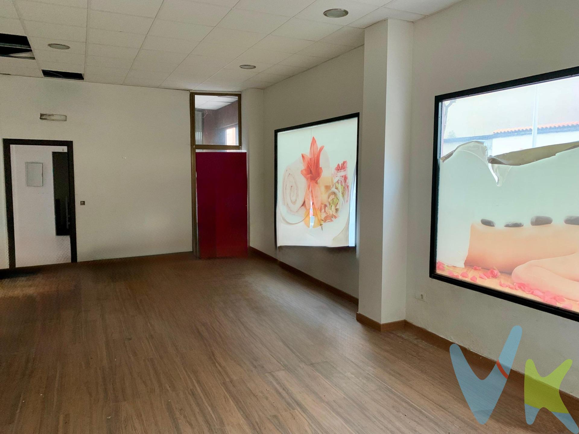 Presentamos este excelente local comercial esquinero ubicado en pleno pueblo de Burriana, una zona con gran actividad y visibilidad, ideal para cualquier tipo de negocio. Con una superficie de 150 m², este espacio destaca por su distribución funcional y su amplitud. El local se encuentra acondicionado con dos salas independientes, perfectas para consultas privadas, cabinas de tratamiento, despachos u otras actividades que requieran espacios diferenciados. Dispone de dos accesos que permiten una cómoda entrada y salida, así como la posibilidad de organizar diferentes flujos de clientes. Además, cuenta con dos aseos, proporcionando comodidad tanto para el público como para el personal. Gracias a su ubicación en esquina, el local disfruta de una gran fachada con excelente visibilidad, ideal para destacar tu marca o negocio. Una oportunidad única para emprendedores o empresas que buscan un espacio versátil y bien ubicado en Burriana. ¡No dudes en visitarlo y descubrir todo lo que puede ofrecerte!. Los Impuestos, gastos de notaría, registro de la propiedad y honorarios de inmobiliaria no incluidos en el precio publicado . INMUEBLE CERTIFICADO DESDE ASICVAL (Asoc. Inmobiliarias Com. Valenciana) POR CASATUYA (Agente Certificador Homologado). El local se encuentra en Burriana, esta localidad se sitúa frente a la costa del mar Mediterráneo, en la parte sureste de la comarca de la Plana Baja y rodeada de campos de naranjos. Burriana cuenta con 15 km de costa llana, lineal y continua. La playa principal de Burriana, El Arenal (que dista 1,5 km del centro de la ciudad) es muy amplia, de arena fina y con mínima pendiente. En la zona marítima, la población aglutinada y diseminada llega a triplicarse durante el verano. Se accede a esta población, desde Castellón de la Plana, tomando la CV-18 o la N-340. Contacta con nosotros hoy mismo para más información o para concertar una visita.