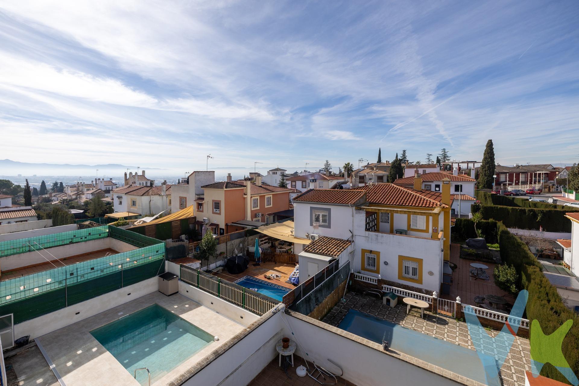 Si buscas espacio, luz y tranquilidad sin alejarte de la ciudad, esta fantástica casa pareada es para ti 💛. Una vivienda amplia, cómoda y muy luminosa, ideal para familias que desean disfrutar de calidad de vida en un entorno residencial tranquilo. Distribuida en tres plantas, combina funcionalidad y confort con estancias amplias y perfectamente aprovechadas. ▪️ PLANTA BAJA:. 🚪 Acogedor hall de entrada. 🛋️ Gran salón-comedor muy luminoso, con amplios ventanales y salida directa al exterior. 🍽️ Cocina independiente con acceso al porche. 🛁 Baño completo. 🚗 Cochera y trastero independiente. ▪️ PRIMERA PLANTA:. 🛏️ Cuatro dormitorios con armarios empotrados y excelente orientación, que garantizan luz natural durante todo el día ☀️. 🚿 Baño completo. ▪️ PLANTA SUPERIOR (ÁTICO):. ✨ Espacio versátil ideal como dormitorio adicional, despacho, zona de juegos o sala de ocio. 🌿 Zona exterior para disfrutar todo el año:. 🏊 Piscina independiente. 🍖 Zona de barbacoa perfecta para reuniones con familia y amigos. 🏠 Apartamento independiente con cocina y baño, ideal para invitados o celebraciones. 📍 Ubicación privilegiada:. Situada a solo 15 minutos de Granada, en una zona residencial tranquila, bien comunicada y perfecta para quienes buscan paz sin renunciar a todos los servicios 🚗. 💡 Una vivienda lista para entrar a vivir y empezar a disfrutar desde el primer día. 📞 ¡No dejes pasar esta oportunidad y ven a visitarla!. Ref. N369. * El PVP indicado no incluye impuestos ni gastos de Escritura. * Honorarios agencia no incluidos. * Las superficies expresadas en esta página tienen carácter descriptivo y son aproximadas. * Los precios pueden ser susceptibles de modificación sin previo aviso. * Esta vivienda se vende sin muebles. LLámanos, te esperamos.