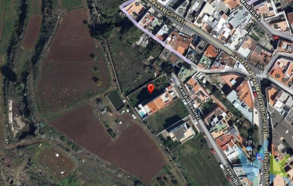 🌿 Solar Urbano en Venta – Firgas, Gran Canaria 🌿. ¡Una oportunidad única para construir la casa de tus sueños en un entorno natural incomparable!. 📍 Ubicación: Municipio de Firgas, Gran Canaria – al final de la calle  lo que garantiza privacidad y tranquilidad. 🌄 Vistas: Panorámicas impresionantes al barranco de Azuaje rodeado de vegetación y belleza natural. 📐 Superficie: 337,32 m² de suelo urbano consolidado, ideal para construir tu chalet personal en un entorno sereno y natural. 🚗 Conectividad: A solo unos minutos del casco urbano, con fácil acceso a supermercados, colegios, transporte y otros servicios esenciales. ❗ Nota: El precio no incluye impuestos, ni gastos de Notaría o Registro. 📞 ¡Contáctanos para más información o para concertar una visita al terreno!