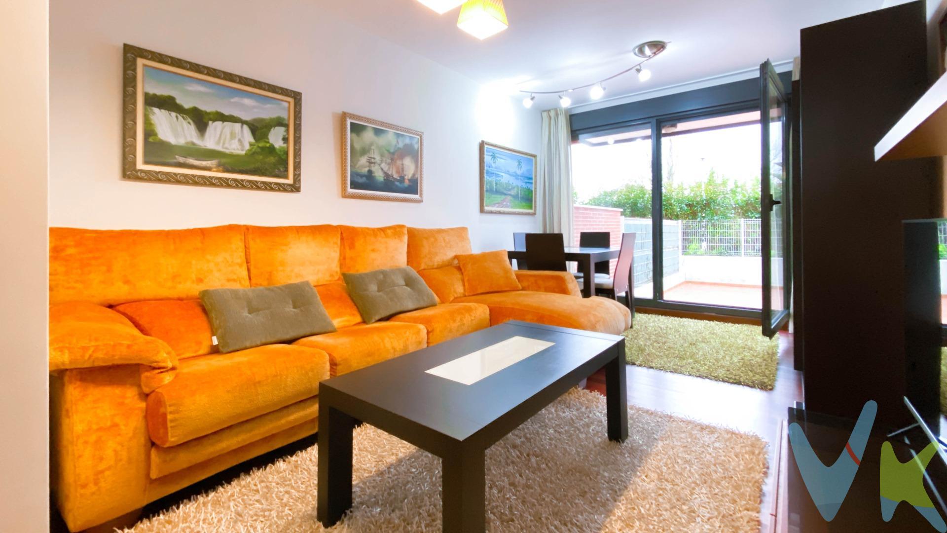 Descubre esta magnífica planta baja ubicada en Soto de la Marina, a menos de 10 min en coche de Santander, dentro de una urbanización tranquila y con todos los servicios al alcance. Cuenta con supermercado a menos de 5 min y farmacia a 3 min andando, gasolinera a 1 min en coche, campo de fútbol a 500 metros, parada de autobús (TUS) a unos pasos del edificio que conecta con Santander, la Playa de la Virgen del Mar apenas a 5 min en coche, y las Playas del Sardinero a menos de 10 min 🌊. Con una superficie construida de 81 m² y útil de 72 m². La propiedad cuenta con dos amplios dormitorios que ofrecen comodidad y almacenamiento; además, incluye un baño completo equipado con bañera y opción para separar la zona del w.c., ideal para mayor privacidad 🚽. Disfruta también de una cocina amplia equipada con modernos electrodomésticos, incluyendo horno y microondas, que conecta con una zona de lavadora y acceso al jardín. El espacioso salón-comedor está adornado por un elegante sofá chaise-longue que conecta directamente a tu jardín privado: un espacio verde donde podrás disfrutar del aire libre rodeado en el césped bien cuidado.. ¡perfecto para tus momentos familiares! . Adicionalmente cuenta con garaje y un amplio trastero con estanterías y gran almacenamiento. No pierdas esta oportunidad única; ven a visitarlo. ¡Contáctanos y agenda tu visita!. TRANSPARENCIA GESTIÓN INMOBILIARIA:. - Sujeto a decisión última del cliente propietario. - Al precio se añadirán Impuestos, gastos de Notaría, registro y honorarios. - Consultar resto de condiciones. 