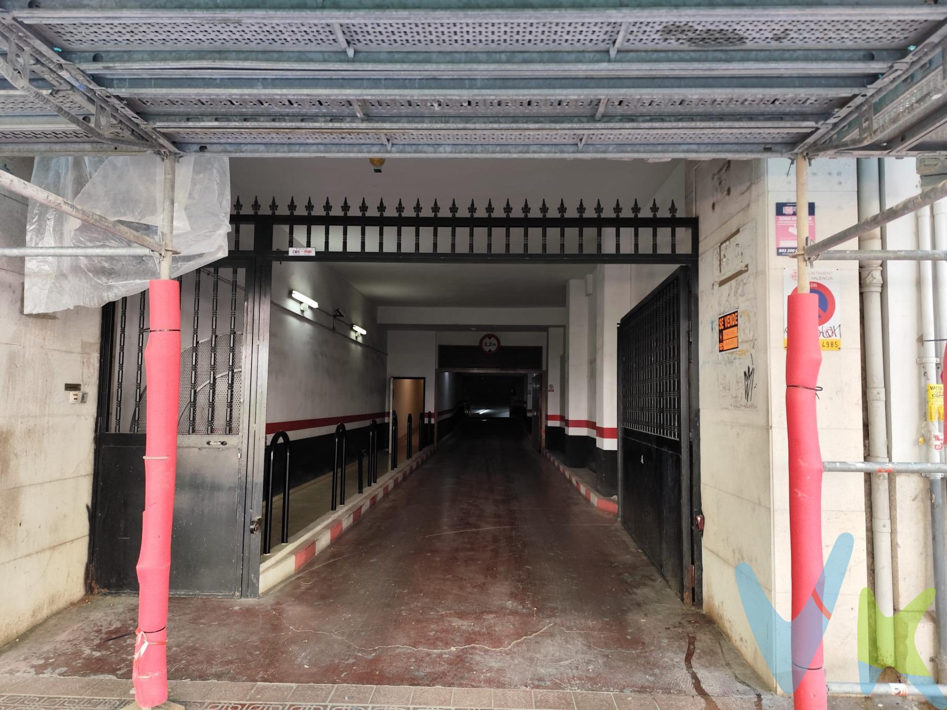 ¿Buscas la comodidad definitiva en el corazón de L'Eixample? Presentamos esta excelente plaza de aparcamiento situada en un edificio de categoría, con acceso inmejorable y ubicación estratégica entre la Gran Vía Marqués del Turia y la calle Conde Altea. Especificaciones Técnicas. La plaza está ubicada en la Planta -2, ofreciendo un entorno más privado y protegido:. Dimensiones: $4,30 \text{ m}$ de largo x $2,30 \text{ m}$ de ancho. Capacidad: Ideal para coche mediano (tipo compacto, SUV pequeño o berlina media). Maniobrabilidad: Acceso cómodo mediante rampas anchas y pasillos con buen radio de giro. Seguridad y Confort. Vigilancia: El parking dispone de personal de seguridad y cámaras de videovigilancia. Accesos: Doble entrada/salida peatonal y para vehículos por puntos clave del centro. Entorno: Instalaciones cuidadas, con iluminación LED y mantenimiento constante. Ubicación Imbatible. En una zona donde el aparcamiento es extremadamente escaso, esta plaza es la solución perfecta tanto para residentes que buscan proteger. su coche del sol y el vandalismo, como para profesionales que trabajan en la zona y quieren optimizar su tiempo cada mañana. Nota del experto: Las dimensiones de $2,30 \text{ m}$ de ancho son el estándar ideal para un coche mediano, permitiendo abrir las puertas con comodidad sin invadir el espacio del vecino. Inversión segura en una de las zonas con más solera de Valencia. Llama hoy mismo para concertar una visita. Posibilidad de probar la plaza con tu vehículo sin compromiso. VENTA:. PVP 45.000€. Gastos e impuestos no incluidos en el precio. La compra conlleva impuestos y gastos de formalización para el comprador. A título orientativo se informa que en segundas transmisiones el ITP con carácter general en Valencia es del 10%, pudiendo existir otros tipos impositivos atendiendo a las circunstancias personales del comprador u otras circunstancias previstas legalmente. Base imponible del impuesto el mayor valor entre el precio de compraventa, la tasación o el valor de referencia catastral. En cuanto a los gastos de notaría y registro, en su caso, suelen oscilar aprox. entre 1,5% y 2,5% (aranceles variables según precio, n.º de copias y complejidad). El comprador elige notario. Si el comprador precisase de hipoteca: tasación, condiciones y costes bancarios serán según entidad elegida por el comprador, así como los gastos de gestoría, y cualesquiera otros gastos inherentes a la formalización de la compraventa que legalmente correspondan a la parte compradora, salvo pacto expreso en contrario con el vendedor. El consumidor tiene, conforme a la normativa vigente, a su disposición información y documentación adicional relativa al inmueble y condiciones de la compraventa, que podrá ser consultada en C/Joaquín Costa 4, bajo 46005 Valencia o urbe2@remax.es. Honorarios de mediación inmobiliaria a cargo del COMPRADOR: (3.000€ del precio final de venta más IVA (21%), salvo otro pacto.); y de VENDEDOR (según acuerdo con el mismo). Se informa al consumidor que la agencia actúa como intermediaria inmobiliaria en la operación, estando cualquier eventual compraventa y sus condiciones sujeta a la aceptación expresa del propietario-vendedor y a la posterior formalización del correspondiente contrato.