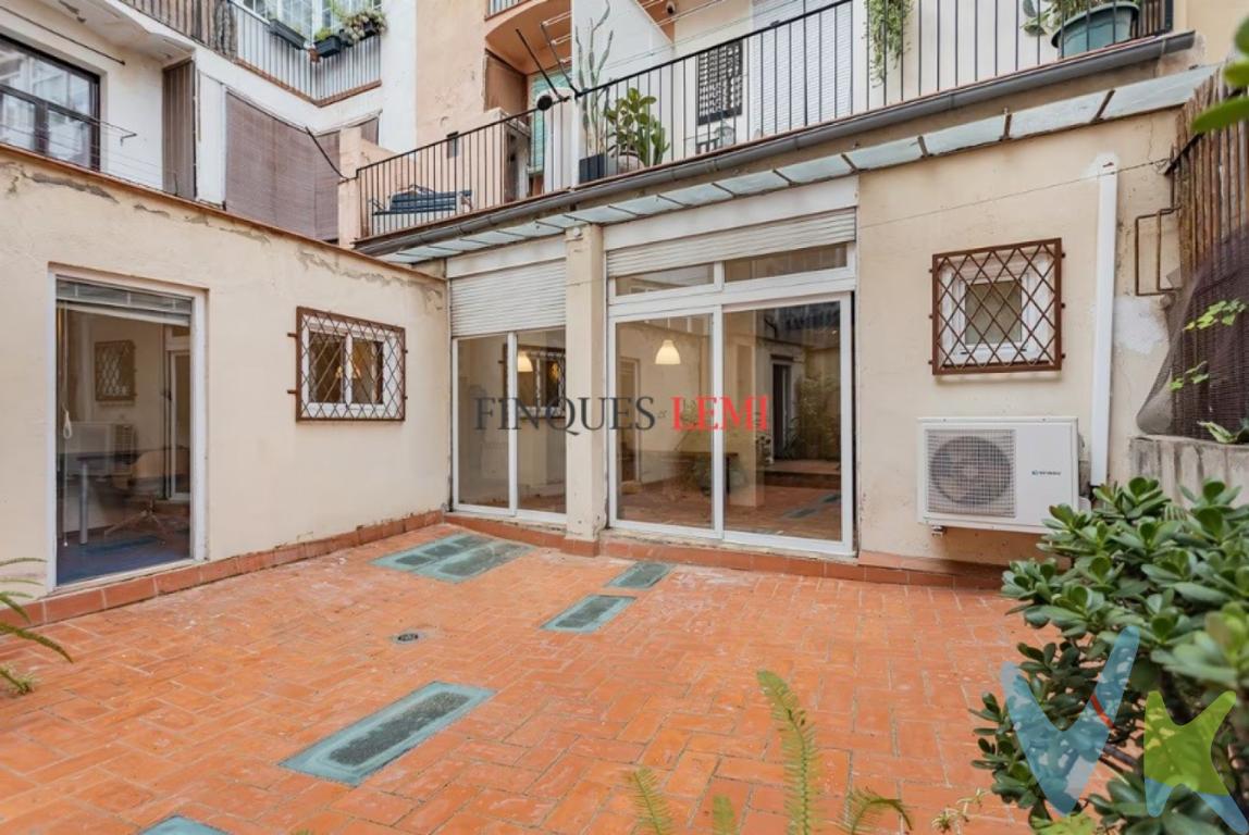Imagina abrir las ventanas y que la historia, la luz y el alma de Ciutat Vella entren en tu hogar. Este Principal, ubicado a pasos de La Rambla y Plaza de Cataluña, te invita a vivir una experiencia sensorial donde cada detalle cuenta.Al cruzar el umbral, un amplio recibidor bañado por la luz natural te da la bienvenida. Respira la calma que se cuela por las ventanas, mientras los rayos del sol acarician la madera de los suelos y las vigas que guardan secretos de otra época.Siente el espacio, la altura de los techos con volta catalana, la amplitud de los ambientes conectados de forma fluida. Cada estancia tiene su propia personalidad: la cocina, íntima y funcional; la habitación principal, cálida, con baño en suite y una sensación de refugio sereno. Dos habitaciones más ofrecen infinitas posibilidades para crear tu hogar soñado.El salón comedor, con sus 36m², es un espacio para compartir, crear, descansar. Desde aquí, accedes a una galería luminosa de 16m² y a una terraza de 56m² donde el tiempo se detiene. Disfruta del sol de la mañana, de una cena al aire libre, de un rincón verde en pleno corazón urbano.El confort se siente en cada rincón: calefacción por radiadores, aire acondicionado, suelos de parket, ventanas climalit, armarios empotrados y altillos. Todo en perfecta armonía entre lo tradicional y lo contemporáneo.Y fuera, a solo unos pasos, vibra el corazón de la ciudad: tiendas, cafés, arte, vida. La excelente conectividad te sitúa a minutos de cualquier punto de Barcelona incluso del aeropuerto.Este piso no solo es un lugar para vivir, es un lugar para sentir.Características destacadas:Excelente ubicación y comunicaciónCuarto de lavadoVentanas climalit y suelos de parketCalefacción y aire acondicionadoTechos altos (3.26 m), vigas de madera y volta catalanaGalería de 16 m²Salón comedor de 36 m²2 baños (uno en suite con bañera, otro con ducha reformado)3 habitaciones (2 dobles, 1 individual)133 m² construidos + 56 m² de terrazaAPI 3536 AICAT 11998Ofrecemos acompañamiento en todo el proceso de compra-venta para que nuestros clientes se sientan bien asesorados. Desde la primera visita para encontrar Tu hogar que se ajuste a tus necesidades, la negociación de precios, contratos, Escritura. También estamos presente en los extras que conllevan una compra como, búsqueda de financiación y profesionales para las reformas que su nueva vivienda pueda necesitar.   HONORARIOS DE LA INMOBILIARIA INCLUIDOS EN EL PRECIO DE VENTA *** gastos de compra venta no incluidos en el precio -para más información sobre gastos consulta la web gencat.cat *** El mobiliario que aparece (si apareciera) en las fotografías no se encuentra incluido en el precio de venta salvo que lo aclare en la descripción.Puedes consultar nuestras reseñas en Google ***SI TIENES UN PISO PARA VENDER O PARA ALQUILAR CONSULTANOS, TE INFORMAREMOS DE LA MEJOR OPCIÓN ****