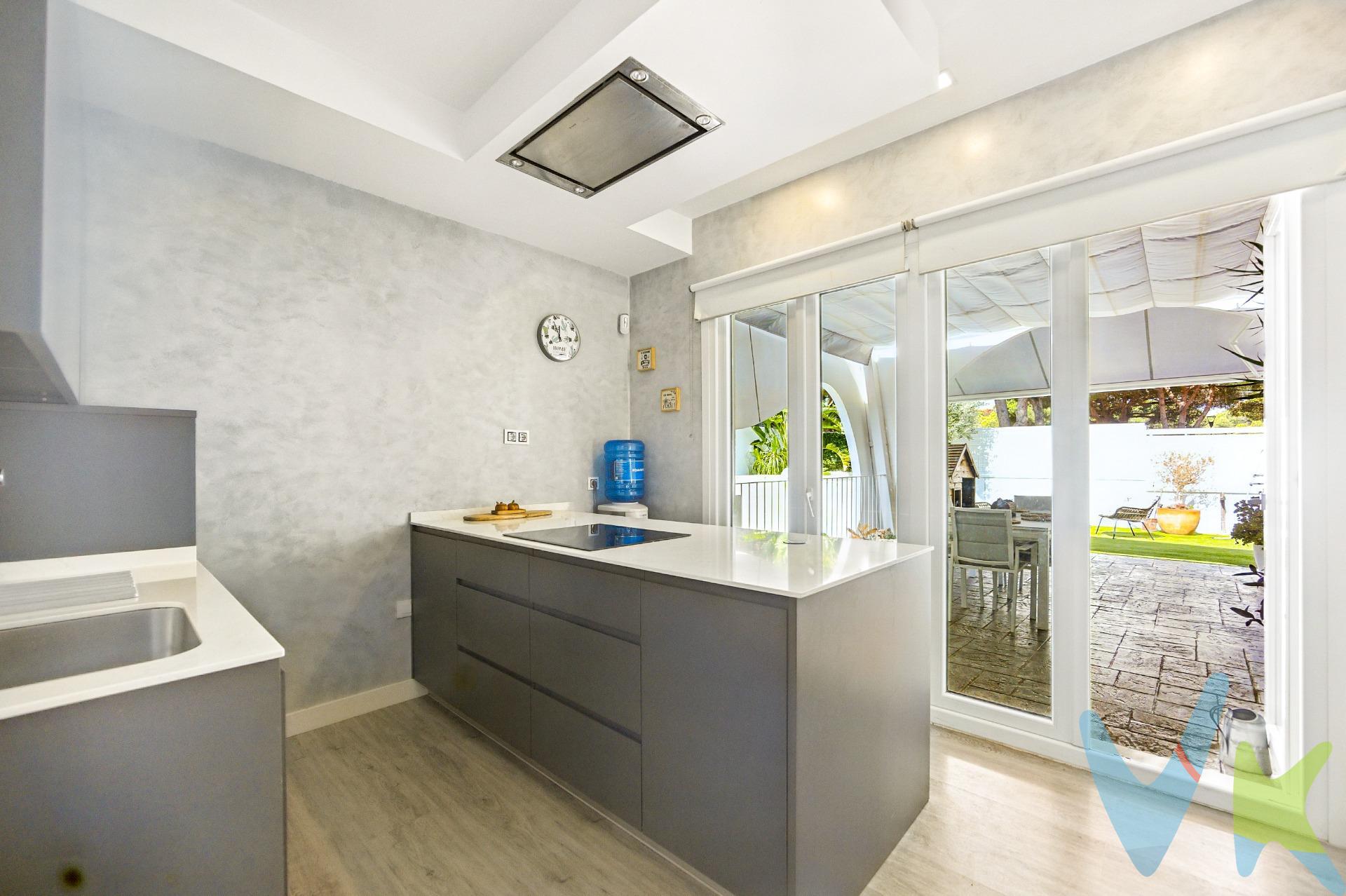 Descubre este espectacular chalet ubicado en la codiciada zona de Molino Viejo, Chiclana de la Frontera. Con una superficie construida de 244 m² y útil de 225 m², esta propiedad es perfecta para familias que buscan comodidad y estilo 👨‍👩‍👧‍👦. Cuenta con dos habitaciones dobles 🛏️ y dos sencillas, además de tres baños (dos completos + aseo) 🚽. La orientación Este-Oeste ofrece luminosidad durante todo el día ☀️🌙. Situado a solo 1500 metros del mar 🌊, disfrutarás del equilibrio perfecto entre playa y ciudad. Esta urbanización privada dispone de amplias zonas infantiles 👶🏞️ así como fácil acceso a parques cercanos e instalaciones comerciales🛍️📚. El chalet incluye extras destacados: parking privado 🚗, puerta blindada para mayor seguridad 🔒 , terraza ideal para relajarte al aire libre 🍃☕y trastero adicional 📦 . Además está rodeado por árboles que brindan un ambiente fresco 💚🍂; placas solares recientemente instaladas con autoconsumo eficiente ⚡♻️; cuenta también con alarma centralizada por tu tranquilidad 🛡️🔔 y persianas robotizadas que añaden confort moderno 🤖🔑. Como valor añadido, dispone de un amplio sótano acondicionado como zona de estar privada, perfecto para disfrutar de tu propio cine en casa, con baño completo y espacio versátil para ocio o reuniones familiares 🎬🍷.No pierdas esta oportunidad única; ¡está listo para entrar a vivir! ✅. El mobiliario, elementos decorativos y objetos personales que aparecen en las fotografías de este anuncio no están incluidos en el precio de venta del inmueble. Comercializamos este inmueble en exclusiva, lo que le garantiza el acceso a toda la información y un servicio de calidad. En cumplimiento del Decreto de la Junta de Andalucía 218/2005 del 11 de Octubre, se informa al cliente que los gastos notariales, registrales, ITP y otros gastos inherentes a la compraventa no están incluidos en el precio. Igualmente disponemos del Documento Informativo Abreviado de la Propiedad (D.I.A) , y de un Seguro de Caución para garantizar las cantidades entregadas a nuestra Agencia en concepto de Reserva y/o Arras.