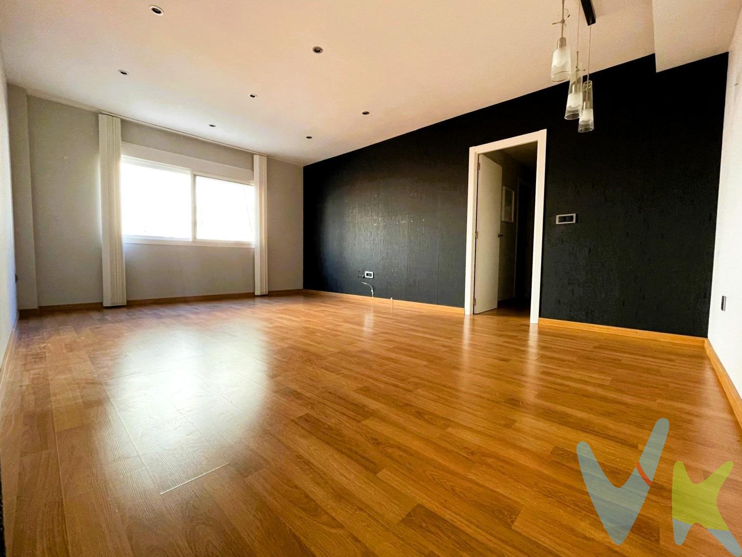 Descubre este espectacular piso VPO reformado  ubicado en la tranquila zona de Casines, Puerto Real 🌳. Esta vivienda cuenta con un diseño contemporáneo que incluye amplio salón, una cocina amueblada y dos baños renovados integralmente 🚿🛁. Consta de **4 dormitorios**, incluyendo uno doble perfecto para su descanso 🛌, además dispone de un vestidor hecho a medida ideal para mantener el orden 👗👖. El inmueble está equipado con todos los extras necesarios: plaza de garaje 🅿️, trastero completamente reformado 📦, mosquiteras en todas las ventanas 👍 y vistas agradables hacia áreas verdes 🍃✨. La propiedad es perfecta para familias gracias a su proximidad a colegios 🎓 e instalaciones infantiles 🤸‍♀️. Además cuenta con excelentes conexiones mediante transporte público 🚍🚆 cercano como autobuses y trenes; así como acceso rápido al hospital más próximo ⚕️. No pierdas esta oportunidad única! ¡Contáctanos hoy mismo!. Disponemos del Documento Informativo Abreviado de la propiedad (D.I.A), según Decreto 218/2005, de 11 de octubre. La Agencia Inmobiliaria también dispone de  Seguro de Caución, para la garantía y protección de las cantidades económicas  entregadas como señal para la reserva de una vivienda. Así mismo, informamos que los gastos Notariales, Registrales, ITP, Honorarios de la Agencia y otros gastos inherentes a la compraventa no está incluidos en el precio. Por mandato expreso del propietario, comercializamos este inmueble en exclusiva compartida, lo que le garantiza el acceso a toda la información, a un servicio de calidad, un trato fácil, sencillo y sin interferencias de terceros. Por este motivo, se ruega no molestar al propietario, a los ocupantes de la propiedad o a los vecinos. . Muchas gracias por su comprensión. 