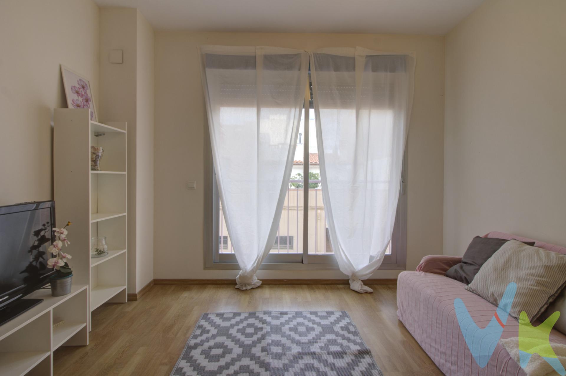 Descubre este encantador piso en Almazora. Con una superficie construida de 75 m² y un estado impecable que te permitirá entrar a vivir sin preocupaciones, esta propiedad es ideal para quienes buscan comodidad y serenidad. El interior cuenta con dos acogedoras habitaciones dobles llenas de luz, perfectas para descansar o trabajar desde casa. Además, dispone de un baño completo y un aseo adicional para tu conveniencia. El salón luminoso gracias a un práctico balcón, invita a disfrutar momentos agradables en familia o amigos mientras que la cocina funcional se convierte en el corazón del hogar donde preparar deliciosos platos será todo un placer. En la cocina también encontramos una galería práctica y útil.  Entre las prestaciones destacadas se encuentra también un parking privado y un trastero; lo cual añade aún más valor a esta atractiva oferta inmobiliaria. Ubicado cerca de colegios e instalaciones deportivas, así como bien comunicado por tren hacia otras localidades cercanas: ¡este piso reúne todas las condiciones necesarias para ser tu próximo hogar! No pierdas esta oportunidad única. Si lo necesitas, te ayudamos con la financiación. Los impuestos, gastos de notaría, registro y honorarios de agencia no están incluidos en el precio de venta. Para mayor seguridad en la compraventa, todas nuestras viviendas poseen FICHA DE CERTIFICACIÓN DE INMUEBLES registrada por la Asociación de Inmobiliarias de la Comunidad Valenciana ASICVAL. Antes de comprar o de entregar las arras, pida el Certificado de la vivienda para estar seguro y tranquilo sobre la situación legal, urbanística y de cargas de la misma. RK ESTAÑOL, mercantil Inmobiliaria Quasablanqua, SL, está inscrita en el Registro de Agentes de Intermediación Inmobiliaria de la Comunidad Valenciana RAICV con el número de registro 1511. Almassora, municipio valenciano en la provincia de Castellón, limita con varias ciudades cercanas y se accede por carretera (N340, CV18) y tren. Situado junto al río Mijares, su paseo marítimo alberga un monumento en el punto exacto del meridiano de Greenwich. Ofrece espacios naturales como la desembocadura del río y "les Goles", un humedal con diversa fauna aviar. Su economía se centra en la industria azulejera, la construcción y la agricultura. Celebra fiestas en mayo en honor a Santa Quitería, así como otras festividades como Semana Santa, San Antonio (17 de enero) y San Juan (24 de junio).