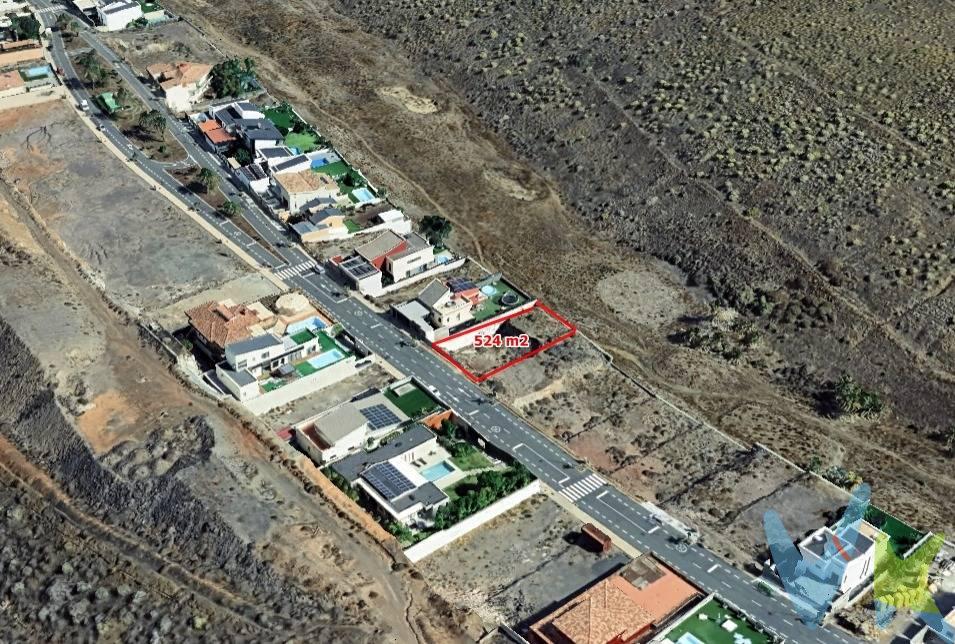 Se vende parcela urbana de 521 m² ubicada en la prestigiosa urbanización Montegolf, en El Cortijo, con acceso directo al campo de golf y separada del mismo por un muro de contención ya construido. Además, cuenta con vaciado para cimentación realizado y proyecto de edificación terminado, listo para comenzar a construir. La normativa vigente permite edificar hasta 254 m², distribuidos en: 2 plantas sobre rasante y 1 planta bajo rasante. Orientada al Sur, la parcela disfruta de vistas despejadas al mar y al campo de golf, ofreciendo un entorno natural, luminoso y exclusivo. La urbanización ofrece seguridad privada 24/7 y servicio de mantenimiento, garantizando tranquilidad y comodidad. Cuenta con una ubicación estratégica, a solo 10 minutos del aeropuerto, a 15 minutos de Las Palmas de Gran Canaria y a  5 minutos de dos de los centros comerciales más importantes de la isla: Las Terrazas y El Mirador. Los gastos e impuestos derivados de la compraventa no están incluidos en el precio.