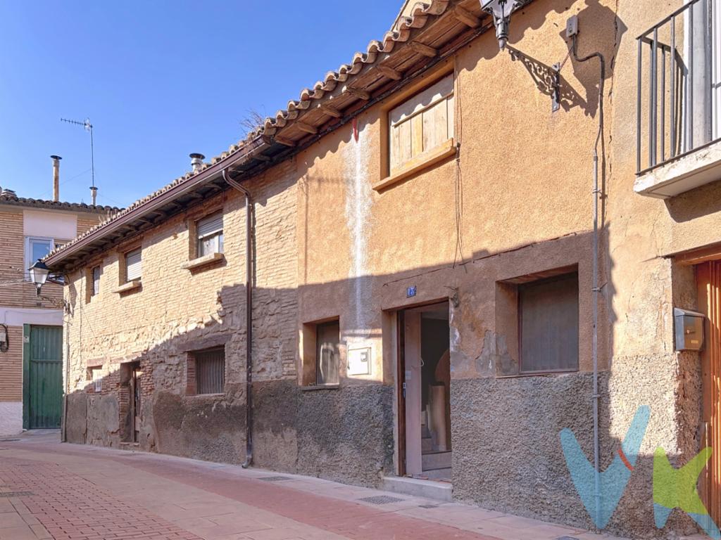 Casa típica del Casco Histórico de Tudela para reformar. Actualmente no dispone de Cedula de Habitabilidad. Necesita una reforma completa de la instalación eléctrica, fontanería, calefacción parcialmente, cocina y baño. También es necesario cambiar la carpintería exterior, sanear fachadas, trasdosar alguna pared interior y retejar en general la cubierta. Con estos trabajos la casa adquiriría una actualización total donde poder vivir cómodamente en un enclave único en una de las mejoras zonas del Casco Viejo de Tudela. Si quieres comprobarlo con tus propios ojos no dudes en llamarnos para concertar tu cita. No tendrás otra ocasión como esta en mucho tiempo.