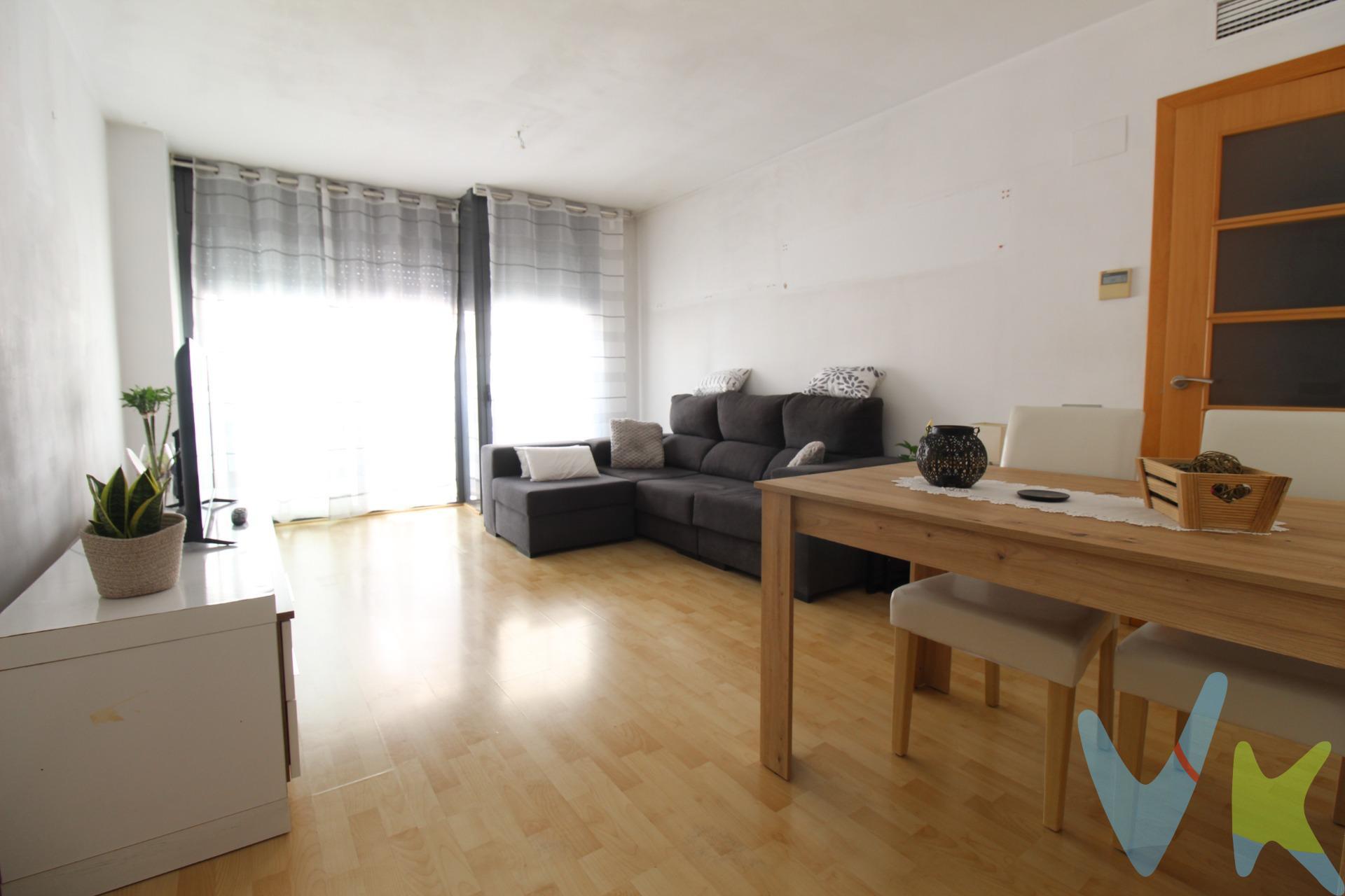 Piso seminuevo en el centro de Les Roquetes – Sant Pere de Ribes. ¿Buscas un piso cómodo, luminoso y bien ubicado?.  Te presentamos esta acogedora vivienda seminueva situada en pleno centro de Les Roquetes, cerca de todos los servicios y comercios. Dispone de 2 habitaciones amplias y muy luminosas, un gran salón-comedor con salida al balcón, y una cocina independiente con acceso a un patio de uso privado, ideal para disfrutar del aire libre o usar como zona de lavado. Se encuentra en un primer piso dentro de una finca con ascensor (actualmente no operativo). Una excelente oportunidad para quienes desean iniciar una nueva etapa en una zona tranquila y bien comunicada.