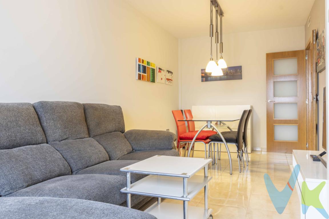 Si buscas un hogar cómodo, bien ubicado y listo para entrar a vivir, este piso en Meliana puede ser perfecto para ti. Se trata de una vivienda de 66 m², situada en una cuarta planta de un edificio seminuevo del año 2007, con ascensor y en excelente estado de conservación. Además, incluye una plaza de garaje y trastero en el mismo edificio, lo que aporta un extra de comodidad y almacenamiento.Distribución funcional y espacios llenos de luzEl piso cuenta con dos habitaciones, ideales tanto para una familia como para quienes necesitan un espacio extra para teletrabajo o invitados. El dormitorio principal dispone de baño en suite, proporcionando mayor privacidad y comodidad. Además, hay un segundo baño completo, perfecto para el día a día o para recibir visitas.Una de las grandes ventajas de esta vivienda es su luminosidad. Todas las estancias, excepto los baños, son exteriores, lo que permite disfrutar de mucha luz natural durante todo el día. Además, su excelente orientación y vistas despejadas aportan una sensación de amplitud y bienestar en cada rincón.Ubicación ideal: cerca de la huerta, la playa y ValenciaEste piso está situado en Meliana, una población que combina lo mejor de la vida tranquila con una excelente comunicación con Valencia. Desde aquí, puedes acceder a la ciudad de forma rápida gracias a la línea 3 de metro, que te deja en pleno centro en pocos minutos.La zona en la que se encuentra es residencial y tranquila, con todo lo que necesitas a tu alcance: parques, colegios, instituto, centro de salud, supermercados y comercio local. Además, Meliana está rodeada de huerta valenciana, ofreciendo un entorno natural privilegiado.Si disfrutas de la vida al aire libre, te encantará saber que la playa más cercana está a pocos kilómetros y puedes llegar a ella en bici o incluso caminando. Un plan perfecto para desconectar sin necesidad de coger el coche.¿Te imaginas viviendo aquí?Este piso tiene todo lo que necesitas: espacios cómodos, mucha luz, una ubicación perfecta y un entorno tranquilo. ¿Te gustaría venir a verlo en persona? Llámanos y agenda tu visita. ¡No pierdas la oportunidad de encontrar tu nuevo hogar en Meliana!