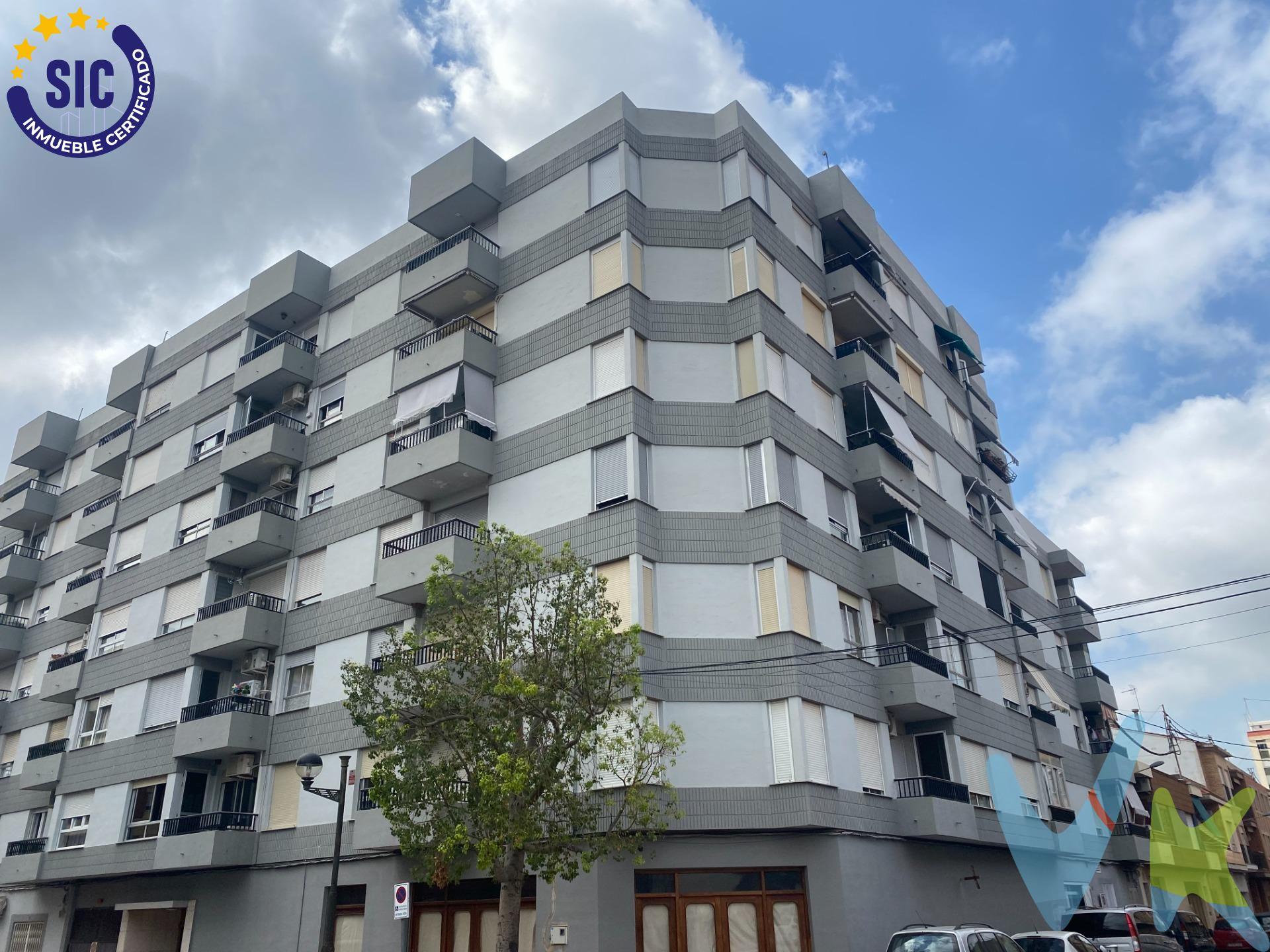 Descubre este magnífico piso reformado ubicado en la tranquila localidad de Alginet. Con una superficie construida de 122 m², ofrece un espacio ideal para disfrutar del confort familiar. La propiedad cuenta con cuatro habitaciones bien distribuidas; una habitación doble y tres sencillas que brindan versatilidad a tus necesidades habitacionales. Además dispone de dos baños completos que aseguran comodidad para todos los residentes.  . El inmueble ha sido completamente renovado lo cual garantiza modernidad y calidad tanto en acabados como instalaciones. Su ubicación privilegiada brinda impresionantes vistas despejadas hacia la montaña, permitiendo apreciar el paisaje natural desde tu hogar cada día. Otra ventaja importante es su plaza de parking incluida, lo que facilita el estacionamiento sin complicaciones adicionales. Asimismo, se encuentra cerca del metro facilitando así las conexiones al transporte público e incrementando aún más su atractivo. No lo pienses más, solicita visitar el inmueble y descubrirás la vivienda que se adapta a tú estilo de vida. 