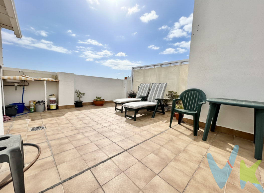 Descubre tu nuevo hogar en pleno centro de Puerto de Sagunto, a solo 15 minutos andando de la playa y con todos los comercios y servicios a tu alcance.🔹 Características principales:   3 habitaciones dobles 🛏️   1 baño completo + 1 aseo 🚿   Amplio salón comedor muy luminoso   Cocina reformada y lista para entrar a vivir 🍴   Sala de estar extra en la planta superior   2 terrazas privadas perfectas para disfrutar del sol y el aire libre ☀️Además, el edificio cuenta con ascensor, plaza de garaje y trastero incluidos en el precio.Una vivienda moderna, cómoda y en una ubicación inmejorable, ideal tanto para familias como para quienes buscan calidad de vida cerca del mar. 🌴📍 Puerto de Sagunto  Zona céntrica, bien comunicada y a un paso de la playa.👉 ¡No dejes pasar esta oportunidad! Contacta para más información o para concertar una visita.El precio no incluye impuesto, notaría, registro ni honorarios de agencia.