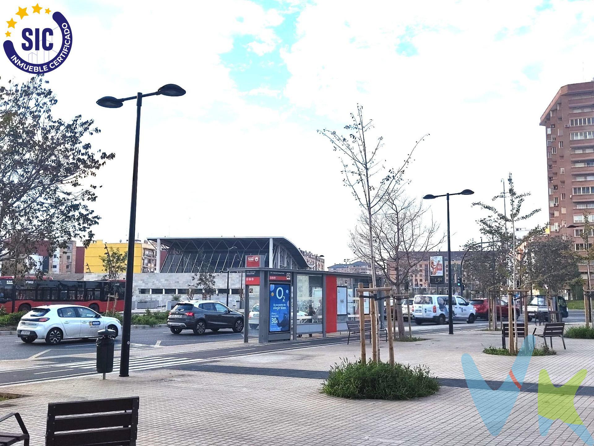 ¡Oportunidad Única!  Local Polivalente a Estrenar en el Cabañal. Haz realidad tu proyecto en este espectacular inmueble recién reformado, donde tu oficina y tu espacio personal se integran con un diseño moderno y funcional. Ubicado estratégicamente a solo unos pasos de la estación de metro del Cabañal, junto a Blasco Ibáñez y muy próximo a la vibrante zona marítima de la Malvarrosa. Totalmente acabado y listo para estrenar, este espacio ha sido diseñado para ofrecer la máxima versatilidad. Características Destacadas:. Reforma Integral a Estrenar: Un espacio completamente nuevo con acabados de alta calidad y un diseño contemporáneo. Zona de Oficina Funcional: Un área de trabajo amplia y luminosa, perfecta para fomentar la productividad, recibir clientes o desarrollar tu negocio. Área de Descanso Independiente: Tu rincón privado. Un espacio acogedor y reservado para relajarte y desconectar con total comodidad. Baño Completo de Diseño: Moderno, privado y con muy buen gusto. Accesibilidad para Personas con Movilidad Reducida: El inmueble cuenta con acceso adaptado, facilitando el uso a todos los perfiles de usuario. Su diseño polivalente es posible gracias a su condición de local, que te da la libertad de establecer tu negocio o despacho profesional. Espacio perfecto para emprendedores y autónomos. Además, la propiedad informa que, en caso de que se desee realizar un cambio de uso a vivienda residencial o vivienda turística, el inmueble cumple con la normativa previa requerida, debiendo ser dicha modificación igualmente aprobada por el Ayuntamiento correspondiente. No dejes pasar esta oportunidad. Las imágenes y características de la publicación son meramente orientativas y no vinculantes. Por mandato expreso del propietario, comercializamos este inmueble en exclusiva, lo que le garantiza el acceso a toda la información, a un servicio de calidad, un trato fácil, sencillo y sin interferencias de terceros. Por este motivo, se ruega no molestar al propietario, a los ocupantes de la propiedad o a los vecinos. Muchas gracias por su comprensión. Si usted es agente inmobiliario y tiene un cliente para este inmueble, llámenos: estaremos encantados de colaborar. Está disponible y a tu alcance, no esperes más y ven a visitarla.