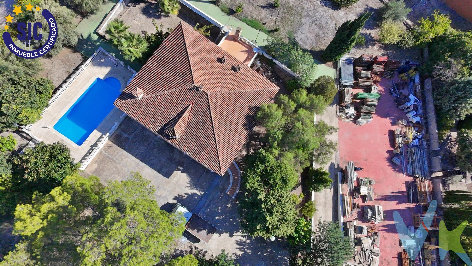 Un oasis para todos los sentidos en Xàtiva. Imagina un lugar donde la tranquilidad te envuelve por completo, una extensa parcela de 4064 m² en la zona del Misterio de Bixquert, donde el suave susurro de los árboles y el vibrante contraste de colores te dan la bienvenida. Siente la calidez del sol mientras paseas entre limoneros, nísperos y una majestuosa pinada, un auténtico lienzo vivo que te invita a conectar con la naturaleza. Esta propiedad, construida en 1980, ofrece 390 m² de puro potencial. En la planta principal, accede por una cómoda escalera al corazón del hogar. El amplio salón-comedor te recibe con el acogedor crepitar de su chimenea, un espacio lleno de luz que se convierte en el lugar perfecto para crear recuerdos. Desde aquí, la cocina rústica te conduce a una terraza trasera, ideal para disfrutar de la brisa. La planta se completa con tres espaciosos dormitorios y un baño, un rincón de descanso para toda la familia. La planta baja es un lienzo en blanco para tus proyectos. Actualmente destinada a almacén, cuenta con un dormitorio y un baño, y tiene la ventilación y las ventanas necesarias para ser fácilmente transformada en una vivienda independiente. El exterior es un sueño hecho realidad para quienes buscan actividad y relajación. Siente la adrenalina de un partido en la cancha de tenis, el calor de la lumbre en el paellero o el sol en tu piel en la terraza solárium, mientras disfrutas de unas vistas panorámicas que te cortarán la respiración.  . ¡No te conformes con imaginarlo, vívelo! Si estás listo para sentir, ver y escuchar el hogar de tus sueños, contacta con nosotros para concertar una visita y descubre por ti mismo este paraíso en Xàtiva. VENTA:. PVP 380.000€.  Gastos e impuestos no incluidos en el precio. La compra conlleva impuestos y gastos de formalización para el comprador. A título orientativo se informa que en segundas transmisiones el  ITP  con carácter general en  Valencia  es del 9%, pudiendo existir otros tipos impositivos atendiendo a  las circunstancias  personales del comprador u otras circunstancias previstas legalmente. Base imponible del impuesto el mayor valor entre el precio de compraventa, la tasación o el valor de referencia catastral. En cuanto a los gastos de  notaría y registro, en su caso,  suelen oscilar aprox; entre 1,5% y 2,5% (aranceles variables según precio, n.º de copias y complejidad). El comprador elige notario. Si el comprador precisase de  hipoteca: tasación, condiciones y costes bancarios serán según entidad elegida por el comprador, así como los gastos de gestoría, y cualesquiera otros gastos inherentes a la formalización de la compraventa que legalmente correspondan a la parte compradora, salvo pacto expreso en contrario con el vendedor. El consumidor tiene,  conforme a la normativa vigente, a su disposición información y documentación adicional relativa al inmueble y condiciones de la compraventa, que podrá ser consultada en C/Joaquín Costa 4, bajo 46005 Valencia o urbe2@remax.es. Honorarios de mediación inmobiliaria a cargo del  COMPRADOR: (3% del precio final de venta más IVA (21%), salvo otro pacto.); y  de VENDEDOR (según acuerdo con el mismo). . Se informa al consumidor que la agencia actúa como intermediaria inmobiliaria en la operación, estando cualquier eventual compraventa y sus condiciones sujeta a la aceptación expresa del propietario-vendedor y a la posterior formalización del correspondiente contrato. 