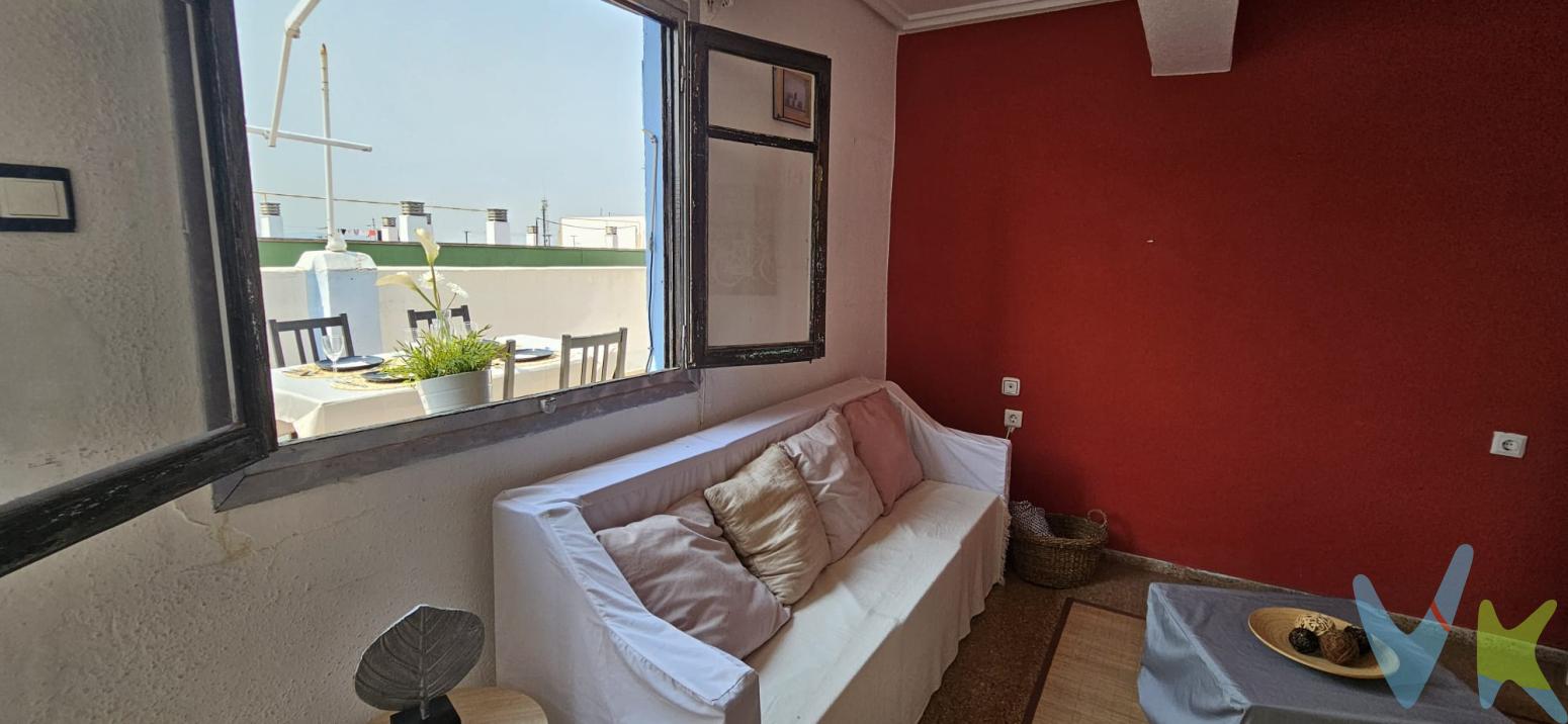  PRIMER GRUPO VIVENDIA presentamos una extraordinaria oportunidad para adquirir un piso único en el vibrante centro de Paterna. Este encantador ático, emplazado en un edificio emblemático construido en 1969, ofrece un espacio ideal para familias o cualquier persona que busque un hogar cómodo y bien localizado. Ubicado en la quinta planta y accesible mediante ascensor, este inmueble garantiza vistas despejadas y una vida sin preocupaciones de accesibilidad.La propiedad cuenta con 93 metros cuadrados útiles distribuidos inteligentemente para aprovechar al máximo cada rincón, mientras que su superficie total construida asciende a 98 metros cuadrados. Su amplio diseño interior alberga tres cómodas habitaciones, perfectas para establecer dormitorios, oficinas o espacios para los más pequeños. A su vez, la configuración del espacio ofrece flexibilidad para adaptarse a las necesidades cambiantes del hogar moderno.El punto culminante de este piso es sin duda alguna su amplia terraza privada. Este espacio al aire libre se convierte en el lugar perfecto para disfrutar de momentos de relajación, cenas al aire libre con familiares y amigos o simplemente tomar el sol en los días de buen tiempo. La terraza es un verdadero oasis dentro de la ciudad, brindando una conexión con el exterior que es cada vez más apreciada.La distribución del inmueble se completa con una cocina espaciosa, ideal para aquellos que disfrutan de preparar deliciosos platos. Con armarios amplios y un diseño funcional, esta cocina invita a compartir momentos culinarios memorables. Asimismo, el salón-comedor resulta luminoso y ventilado, ofreciendo un entorno acogedor y de desconexión tras una larga jornada.La ubicación no podría ser más idónea. Situado en el centro de Paterna, este piso se beneficia de la cercanía de todos los servicios y comodidades que ofrece esta dinámica área urbana. Desde supermercados, tiendas y restaurantes hasta colegios y centros de salud, todo está a un paso de distancia, facilitando así la vida diaria de sus residentes.En cuanto al transporte, el inmueble está perfectamente comunicado. La cercanía de paradas de metro y autobús proporciona una conexión óptima con el resto de la ciudad y localidades aledañas, adaptándose a cualquier ritmo de vida. Esto convierte a esta propiedad tanto en un hogar excelente como en una inversión inteligente a largo plazo.El edificio, bien mantenido y con una estructura que refleja la solidez de su época, asegura tranquilidad y convivencia entre vecinos. Este ático, con sus características únicas y su ubicación privilegiada, promete ser el lugar donde crear recuerdos inolvidables.Le invitamos a visitar este magnífico piso y a descubrir de primera mano todo lo que tiene para ofrecer. No pierda la oportunidad de conocer esta gema del mercado inmobiliario de Paterna, donde la comodidad, el diseño y la funcionalidad se encuentran en un solo lugar. Para más información o concertar una visita, no dude en ponerse en contacto con nosotros. Queremos ayudarle a encontrar su próximo hogar.El precio no incluye gastos de notaría, gestoría y registro de la propiedad, que se concretarán según su arancel profesional; los impuestos aplicables, a determinar según su normativa específica; los gastos de financiación, en su caso; ni los gastos de agencia inmobiliaria en las condiciones que se pacten con ésta.La venta de esta propiedad se gestiona mediante contrato de MULTIEXCLUSIVA, donde más de 400 agencias colaboradoras tienen la ventaja de poder ofrecer a sus potenciales arrendatarios esta vivienda, lo que le garantiza un servicio de calidad, un trato fácil, sencillo y sin interferencias de terceros. Por este motivo, se ruega no molestar al propietario, a los ocupantes de la propiedad, a los vecinos o conserjes del edificio o urbanización si los hubiera. Si Usted es agencia inmobiliaria y tiene un cliente para este inmueble, llámenos, estaremos encantados de colaborar en ésta y otras operaciones 