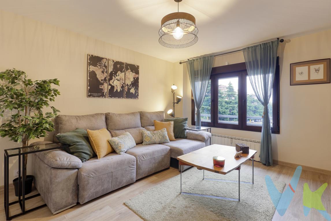  Presentamos una excelente oportunidad para aquellos que buscan un nuevo hogar. Este espacioso piso ofrece todo lo que su familia necesita para disfrutar de una vida confortable y acogedora. La propiedad se encuentra en la primera planta de un edificio moderno que incluye  dos ascensores recién reformados , asegurando un fácil acceso para todos los miembros de la familia.Este piso cuenta con muy buena distribución. Ofrecemos un inmueble con tres amplias habitaciones y dos baños con ducha.Un generoso salón y una gran cocina que destaca por su estilo moderno y práctico,El piso dispone de garaje totalmente remodelado, trastero incluido y zona común para motos y bicicletas.La localización es simplemente inmejorable. Situado en una zona bien comunicada, el piso dispone de paradas de autobuses cercanas, lo que facilita el transporte.No deje pasar la oportunidad de visitar este impresionante piso. Gastos e impuestos no incluidos en el precio. Honorarios de intermediación inmobiliaria a cargo del vendedor y honorarios de mediación inmobiliaria del 2% más I.V.A. con un mínimo de 2000 euros mas I.V.A a cargo del compradorA título orientativo, en segundas transmisiones, el comprador abonará el Impuesto sobre Transmisiones Patrimoniales (ITP). Para consultar los porcentajes del ITP en Asturias puede hacerlo a través de la web oficial de servicios tributarios del Principado de Asturias https://sede.tributasenasturias.es/sites/sede/default/es_ES/Que-quieres-hacer/Transmisiones-Patrimoniales-y-AJD. La base imponible será el mayor valor entre precio de compraventa, tasación o valor de referencia catastral. Gastos de notaría y registro según aranceles variables según precio, número de copias y complejidad.  El comprador escoge libremente notario. El vendedor asume la plusvalía y el resto de gastos son del comprador. Si se precisa hipoteca: Tasación, condiciones y costes bancarios según entidad elegida por el comprador; así como los gastos de gestoría y cualesquiera otros inherentes a la formalización de la compraventa. De acuerdo con la ley, no se incluyen en el precio otros gastos o tributos que legalmente correspondan al comprador.. El consumidor tiene derecho, conforme a la normativa vigente, a disponer de información y documentación adicional relativa al inmueble y condiciones de la compraventa, accesible en la sede física . La agencia actúa exclusivamente como intermediaria en la operación. Cualquier compraventa y sus condiciones quedan sujetas en todo caso a la aceptación expresa del vendedor del inmueble y a la posterior formalización del correspondiente contrato. El presente anuncio tiene carácter meramente informativo; la información suministrada se corresponde con la disponible a la fecha de publicación, pudiendo variar en función de las circunstancias o actualizaciones legales, contractuales y fiscales. 