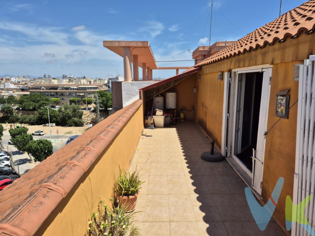 Ha llegado tu oportunidad de adquirir una vivienda de ensueño, un dúplex de cuatro habitaciones, bañada por el sol, con una preciosa terraza con vistas despejadas. En una cuarta planta de una finca con un piso por planta, este dúplex cuenta, en la planta inferior, con un hall de entrada que da paso a un espacioso salón-comedor que gana en amplitud con la cocina abierta, que cuenta con todos los electrodomésticos. La cocina es cómoda, espaciosa, en forma de U y con un gran ventanal al exterior. En esta planta nos encontramos también con dos habitaciones y un baño. Una de las habitaciones de esta planta tiene salida a un balcón. Por una cómoda escalera accederemos a la planta superior, con una encantadora y amplia habitación principal que cuenta con su propio baño en suite con bañera de hidromasaje, y un práctico vestidor. La habitación tiene salida a una terraza de unos 20 m2. Enfrentada a esta, nos encontramos con otra habitación doble y, tras una puerta corredera acristalada, un pequeño trastero interior. Toda la distribución de la casa da prioridad a la luz natural, a los espacios agradables y frescos, con suelos de parquet de bambú, aire acondicionado en todas las habitaciones, ventanas de PVC con doble acristalamiento que permite el aislamiento tanto térmico como acústico (oscilobatientes) y elementos controlados mediante domótica. Se vende con los muebles y los electrodomésticos incluidos en el precio. No dudes en visitar esta vivienda especial, ¡llámanos! *Gastos e impuestos no incluidos en el precio.*Este anuncio tiene carácter meramente informativo.De haber un plano, este será puramente orientativo y no vinculante.
