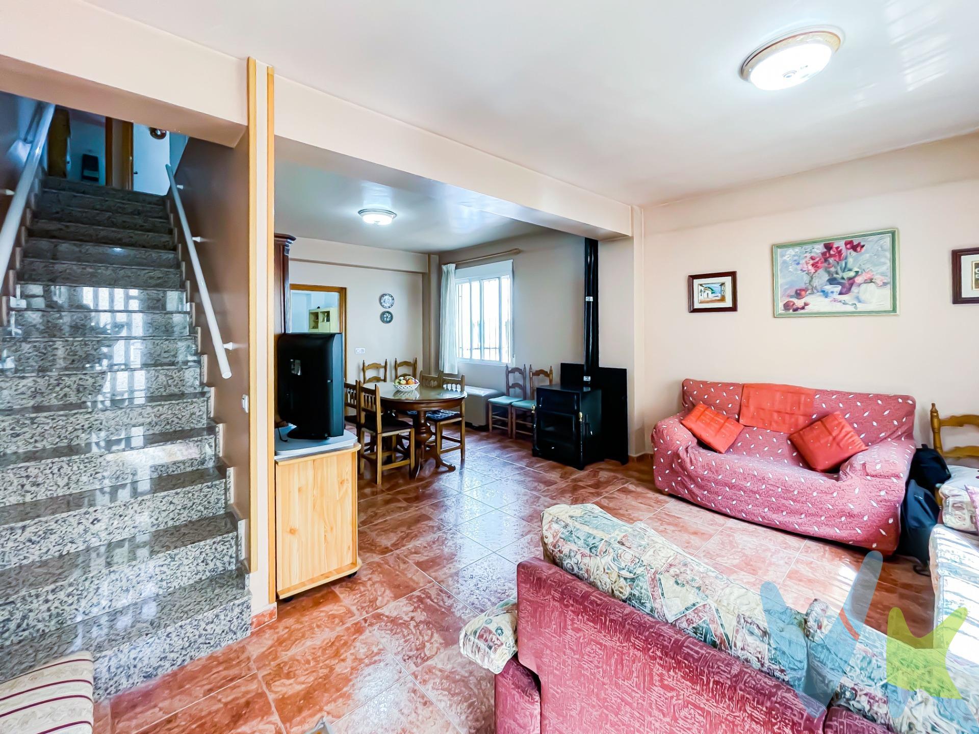 ¿Buscas una casa de campo reformada en un lugar tranquilo para vivir o pasar tus fines de semana? Esta es tu oportunidad. Bonita y cómoda casa de pueblo reformada de 168 metros cuadrados según catastro ubicada en la pedanía de Roma en Requena, esta vivienda esta dividida en dos plantas de 75 metros cada una distribuidas de la siguiente manera:. Planta principal a pie de calle encontramos un amplio salón comedor que hará las delicias de toda la familia por su amplitud, coronado por una chimenea de hierro fundido alimentada por leña, al fondo una cocina con dos espacios totalmente determinados, uno para comer o cenar y el otro la típica cocina de antaño donde preparar tus mejores guisos. Junto a la cocina encontramos un pequeño espacio estilo taller de 18 metros muy práctico para usarlo como leñera, almacén o alacena, sin olvidar un baño completo en esta planta. . Segunda planta, subiendo por unas amplias escaleras la planta superior o de descanso donde podemos encontrar 4 habitaciones, 3 de ellas dobles y una sencilla muy útil para familias numerosas y otro baño completo grande para mas comodidad. Casa ubicada en el centro de Roma a 8 minutos de Requena a 5 min de San Antonio y a 15 min de Utiel donde podremos encontrar todos los servicios de supermercados, bares, restaurantes, hospitales estación del AVE etc…. Zona de denominación de origen para el embutido, el buen vino y cavas de la zona. La descripción del presente inmueble e imágenes tienen mero carácter informativo y en ningún caso carácter contractual, pudiendo ser modificados por la inmobiliaria comercializadora sin que ello implique responsabilidad alguna frente a terceros. En el precio de venta a público, esta propiedad NO incluye los gastos de adquisición (Notario, registro, gestión, honorarios, etc…). 