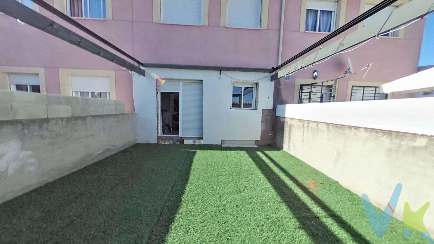 Chalet adosado en pueblo de 1800 habitantes con todos los servicios: Colegio publico, supermercados, guardería, farmacia, estanco, Centro de salud, etc.
La casa tiene 2 plantas:

Planta baja superficie 50m2 (Aprox): Garaje, cocina - comedor y aseo
Planta primera superficie 50m2 (Aprox): 3 dormitorios, 2 baños, uno con plato de ducha. Dormitorio principal tipo suite con baño completo, armario empotrado y terraza.
2 patios, delantero con superficie de 15 m2 y patio trasero con superficie de 30m2.  Patio terminado con césped artificial y pérgola de hierro con toldo plegable.

La vivienda se encuentra en buen estado a falta de terminar los tiradores de las puertas y la calefacción. Las ventanas están recién cambiadas por ventanas de aluminio con climalit de 2 cms con dos hojas abatibles. Tiene calefacción por radiadores eléctricos. 
Suelo de gres porcelánico y paredes pintadas en blanco gotelé.
Honorarios de intermediación inmobiliaria no incluidos en el precio.
Tenemos financiera. Consúltanos para ver tu viabilidad hipotecaria.
Información válida salvo error tipográfico.