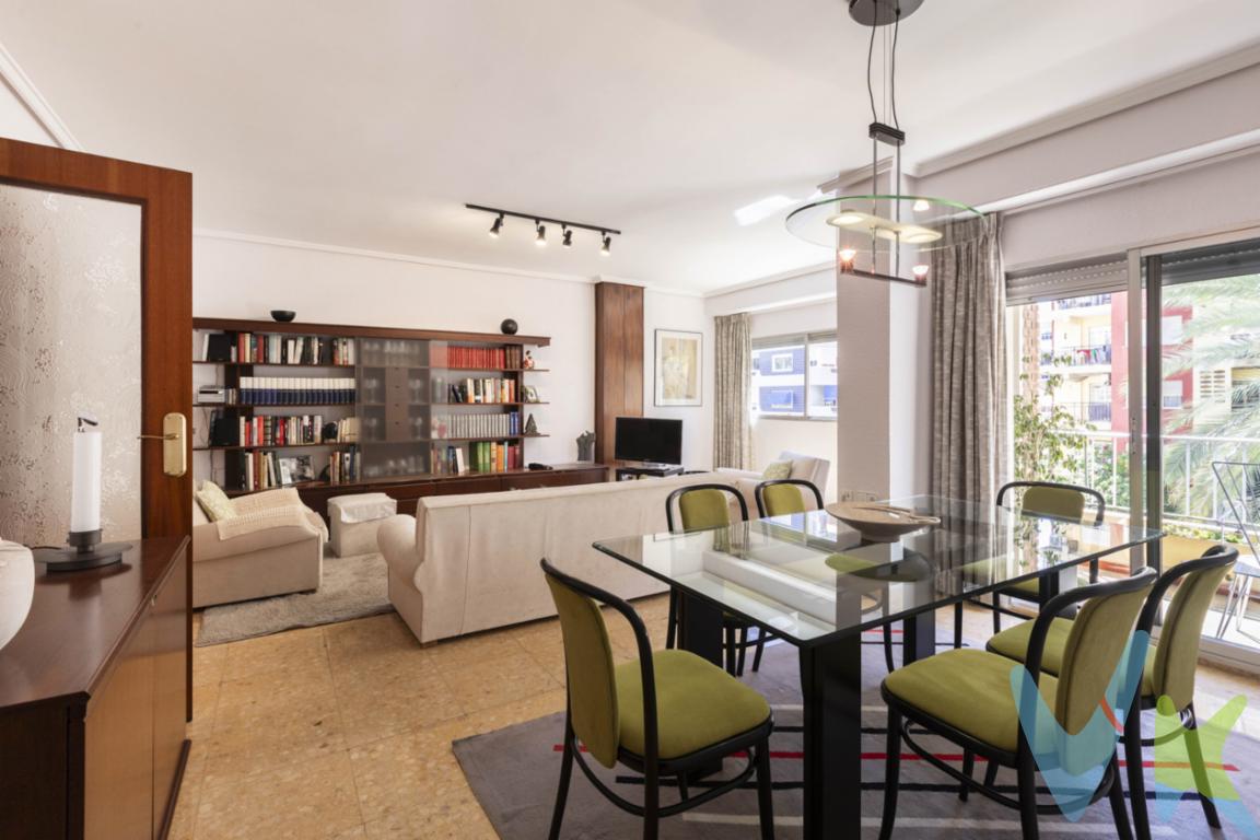 Espacioso Piso en Venta en Algirós - Ciutat Jardí, ValenciaPresentamos una oportunidad única de adquirir un impresionante piso en el corazón de Valencia, situado en la codiciada zona de Algirós - Ciutat Jardí. Este espacioso inmueble, ubicado en la planta 2 de un edificio bien mantenido construido en 1976, cuenta con una superficie construida de 133 metros cuadrados. La propiedad es ideal para aquellos que buscan espacio, confort y comodidad en una ubicación envidiable.El piso dispone de cuatro habitaciones que se caracterizan por su luminosidad, gracias a las grandes ventanas que permiten la entrada de luz natural durante todo el día. La amplitud de las habitaciones asegura un ambiente acogedor y confortable, perfecto para el descanso y la privacidad.Entrando a la vivienda, se encuentra una distribución funcional que maximiza el uso del espacio. Una gran sala de estar brinda el espacio ideal para relajarse o entretener a sus invitados. Desde aquí se accede a un encantador balcón,  dotando a la vivienda de un toque especial al aire libre.Adicionalmente, este piso cuenta con una plaza de garaje muy amplia, una característica muy apreciada en la zona que añade valor y comodidad a la vida diaria. No tendrá que preocuparse por encontrar espacio para su vehículo, facilitando así sus desplazamientos por la ciudad.La propiedad se encuentra excelentemente comunicada, con acceso cercano a diversas opciones de transporte público. Tanto el metro como las paradas de autobús están a corta distancia a pie, facilitando el acceso al resto de la ciudad y sus alrededores.El edificio cuenta con ascensor, garantizando una accesibilidad plena a personas de todas las edades. La entrada y las áreas comunes están bien mantenidas, reflejando el cuidado y la atención de los habitantes y la administración.La zona de Algirós - Ciutat Jardí es conocida por su ambiente vibrante y su amplia gama de servicios, incluyendo tiendas, restaurantes y espacios de ocio. Además, los parques y jardines cercanos ofrecen un respiro verde en medio del entorno urbano, perfectos para quienes disfrutan de actividades al aire libre.No pierda esta oportunidad de adquirir una propiedad en una de las áreas más deseadas de Valencia. Este piso, con su combinación de espacio, ubicación privilegiada y comodidades, es una inversión que no puede dejar pasar. Tal es la calidad de vida que ofrece, que una visita es imprescindible para apreciar todo lo que este increíble inmueble tiene para ofrecer.Concierte una cita para explorar este magnífico piso y déjese convencer por su estilo y potencial. Aquí podrá hallar su hogar ideal, un lugar donde creará innumerables recuerdos y disfrutará de una vida plena en la hermosa ciudad de Valencia.Agencia Registrada con el Nº 89 en el Registro Obligatorio de Agentes Inmobiliarios de la Comunitat Valenciana. Puede consultar en la web de la GVA:https://habitatge.gva.es/es/registres-en-materia-habitatge La oferta está sujeta a cambios de precio o retirada del mercado sin previo aviso. Este anuncio en su conjunto, incluyendo textos, fotos, imágenes o cualquier otro contenido de este, no es vinculante dado que la información es ofrecida por terceros y puede contener errores. Se muestra a título informativo y no contractual.Gastos de la compraventa a cargo de la parte compradora no incluidos en el precio del inmueble a tener en cuenta: .- ITP con carácter general en Valencia es del 10%, pudiendo corresponderle otro tipo impositivo atendiendo a sus circunstancias personales (por edad, renta o situación familiar primera vivienda habitual, etc?EUR? ) previstas legalmente.*Base imponible del impuesto el mayor valor entre el precio de compraventa, la tasación o el valor de referencia catastral. .- Gastos de notaría y registro, en su caso, suelen oscilar aprox; entre 1,5% y 2,5% (aranceles variables según valor de compraventa, n.º de copias, etc ). .- Si tramita la inscripción una gestoría, deberá abonar sus honorarios más iva ( en este caso suele oscilar entre los 250 y los 400 + iva). .- Honorarios de mediación inmobiliaria a cargo del comprador del 3% del precio final de venta más IVA (21%), salvo otro pacto. Por mandato expreso del propietario, comercializamos este inmueble en exclusiva, lo que le garantiza el acceso a toda la información, a un servicio de calidad, un trato fácil, sencillo y sin interferencias de terceros. Por este motivo, se ruega no molestar al propietario, a los ocupantes de la propiedad o a los vecinos. Muchas gracias por su comprensión. Si usted es agente inmobiliario y tiene un cliente para este inmueble, llámenos: estaremos encantados de colaborar.Se informa al consumidor que la agencia actúa como intermediaria inmobiliaria en la operación, estando cualquier eventual compraventa y sus condiciones sujeta a la aceptación expresa del propietario-vendedor y a la posterior formalización del correspondiente contrato.    