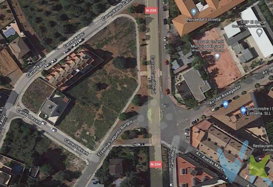 ¿Buscas un terreno para promocionar adosados junto a la montaña y cerca de Sagunto? . Este terreno residencial en venta se encuentra junto a la sierra Calderona y a escasos kilometros de Sagunto, con muy buen acceso desde la A-23. La población cuenta con colegio, tiendas y bancos, polideportivo, ..... Terreno residencial en venta con una superficie de 2857m2 de suelo.. La edificabilidad máxima es de 5432m2 de techo .. Existe una distribución para 19 viviendas con 210 m2 construidos y 47 de jardín particular cada una. .