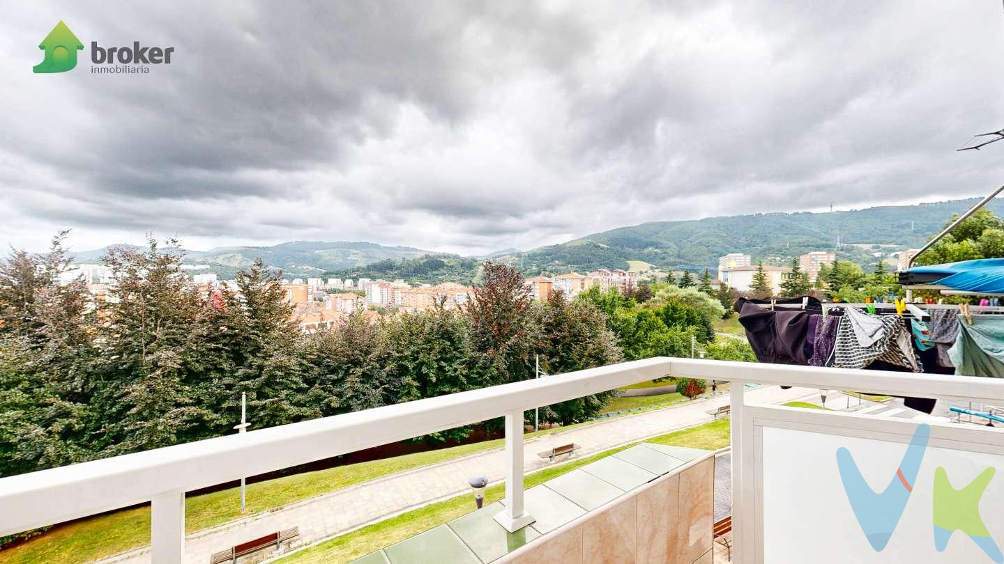 SAN VICENTE, 2 HABITACIONES CON BALCÓN Y PRECIOSAS VISTAS
¡¡¡ EXCLUSIVA !!! ¿Quieres vivir en una de las zonas más bonitas de Barakaldo, por un precio asequible, tener unas vistas preciosas y completamente despejadas y además tener todo a un paso? Si es así, esta casa te puede interesar.
En San Vicente, justo al lado de la residencia Sanitas, INMOBILIARIA BROKER vende un coqueto piso con muchísima luz y muy soleado, en un sitio ideal si te gusta pasear, pues está rodeado de zonas verdes y a un paso del Jardín Botánico.
Actualmente cuenta con 2 habitaciones (antes tenía 3), un amplio salón comedor de más de 16 metros, cocina y un baño con ventana y ducha. Desde la habitación principal, se accede a un BALCÓN con orientación sur, desde el que disfrutar de unas maravillosas vistas al monte. 
En el precio está incluido además un TRASTERO, al que se accede desde el mismo portal.
Tiene una altura muy cómoda, es ideal como primera vivienda o como inversión. Se trata de un edificio de hormigón, con fachada caravista y sin ninguna derrama prevista.
La vivienda se encuentra en buen estado de conservación, puedes ENTRAR A VIVIR e ir poniéndola a tu gusto poco a poco. Tiene todas las ventanas de PVC Climalit, las puertas nuevas y las paredes lisas. Cuenta con radiadores eléctricos y TOMA DE GAS NATURAL en el edificio.
Para tu comodidad, TENEMOS LLAVES, así que llámanos y vamos a verlo.
Usamos tecnología 3D, para que puedas ver la vivienda con total realidad. Así, en la visita todo será más fácil a la hora de tomar decisiones.
Gastos de gestión del 2900 € (+IVA) a cargo del comprador, no incluidos en el precio.
Colegiado API 584. Trabaja con verdaderos profesionales.
