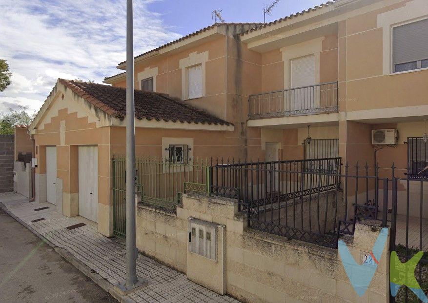
CHALET EN LILLO, TOLEDO. PREGÚNTANOS PARA MAS INFORMACIÓN.
¡No pierdas la oportunidad de adquirir esta hermosa casa adosada, tipo chalet, en Lillo!
Con una conservación en muy buen estado, esta propiedad cuenta con 3 habitaciones, lo que la hace perfecta para familias o parejas que buscan un hogar cómodo y acogedor.
Además, dispone de 120 metros útiles y 143 metros construidos en una estructura de hormigón, que garantiza su durabilidad y solidez.
Vivienda de VPO. Requisitos del comprador:

Ser demandante de vivienda en fomento.
Limitación ganancia unidad familiar 28.000€ anuales
No tener otra vivienda en propiedad.

La calefacción es individual de gasóleo y también cuenta con una bomba de calor en el salón para mantener un clima agradable durante todo el año.
Su orientación sur-oeste te permitirá disfrutar de una maravillosa luz natural y unas vistas increíbles.
No dejes pasar esta oportunidad y contáctanos para más información. ¡Te esperamos!
 
Hay 3 dormitorios en el piso superior. Garaje, cocina amueblada y comedor en planta inferior. Escalera de madera y granito es perfecto estado. Vivienda a estrenar. No han vivido en ella.
Calefacción diésel. Puertas de roble. Suelo de gres porcelánico. Cocina amueblada. Paredes pintadas con gotelet.
Orientación entrada Sur – Oeste.
Garaje amplio para coche, patio exterior delantero y patio trasero con cuarto para depósito de gasoil y caldera.
Pueblo con todos los servicios: Centro de salud, colegios, guarderías, supermercados, farmacia, etc.
IBI 217€ año
Tenemos financiera. Llámanos para ver tu viabilidad hipotecaria. ¡Consúltanos!
Información válida salvo error tipográfico.
Honorarios de intermediación inmobiliaria no incluidos en el precio.

 
 
 