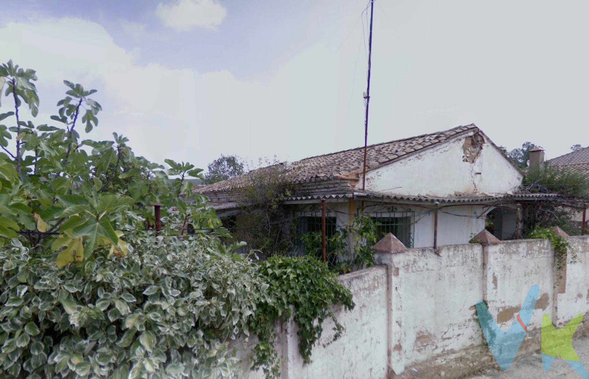 El solar urbano en venta en la población de Siete Aguas es una excelente oportunidad para aquellos que buscan invertir en un terreno con gran potencial. Con una extensión de 2150 metros cuadrados, este terreno ofrece la posibilidad de construir una vivienda o negocio en una zona tranquila y con buenas vistas. Además, la venta incluye 10000 metros de terreno rústico, lo que amplía las posibilidades de uso y desarrollo del terreno. La combinación de terreno urbano y rústico ofrece un abanico de oportunidades para proyectos de construcción, agricultura o cualquier otro tipo de desarrollo. La población de Siete Aguas es conocida por su belleza natural y su entorno tranquilo, lo que hace de este solar urbano una opción atractiva para aquellos que buscan un lugar para establecerse o invertir. Con unas posibilidades inmejorables, este terreno es una oportunidad única para aquellos que buscan un lugar con potencial de crecimiento y desarrollo. La descripción del presente inmueble e imágenes tienen mero carácter informativo y en ningún caso carácter contractual, pudiendo ser modificados por la inmobiliaria comercializadora sin que ello implique responsabilidad alguna frente a terceros. En el precio de venta a público, esta propiedad NO incluye los gastos de adquisición (Notario, registro, gestión, honorarios, etc…).