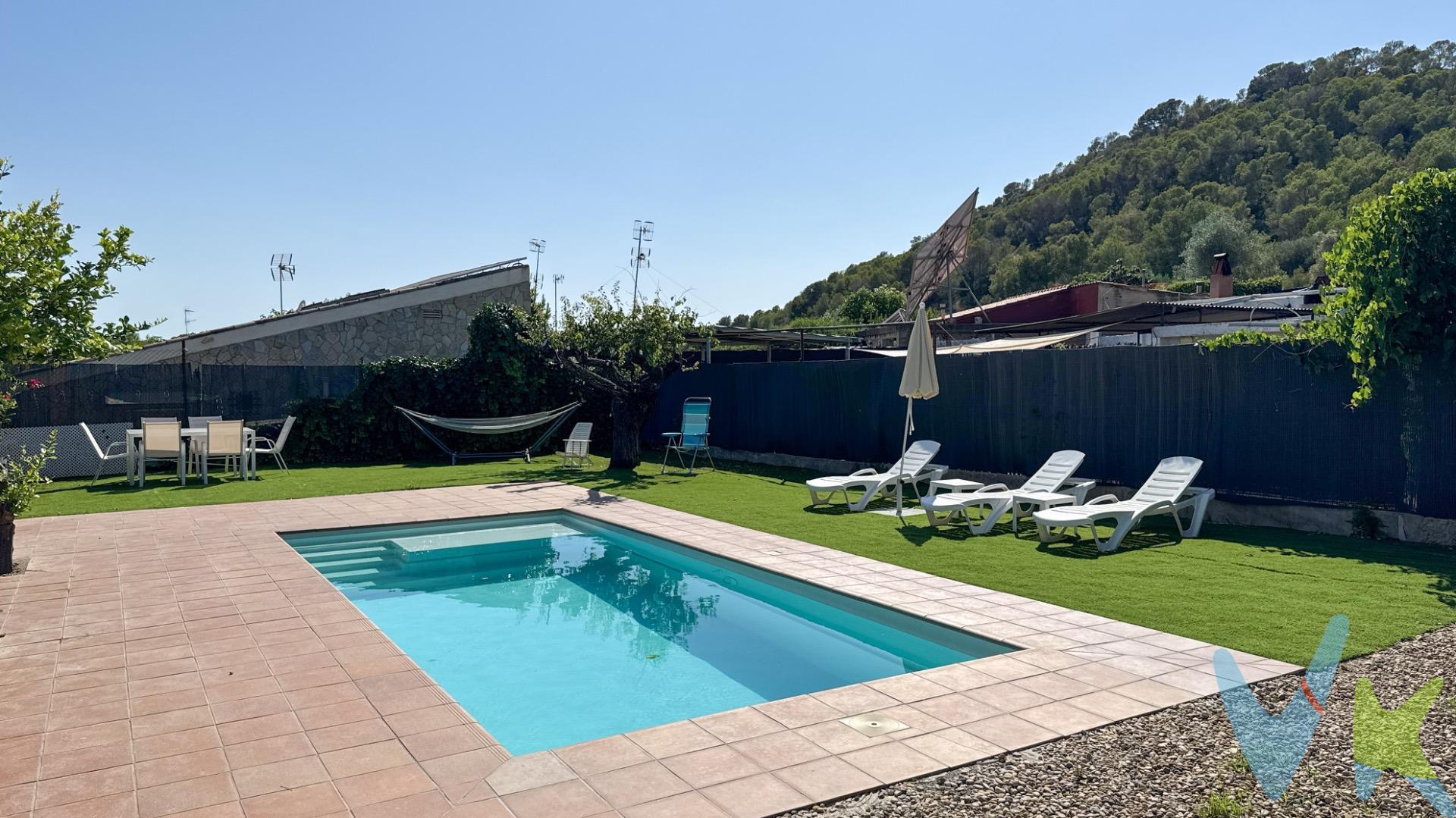 . Hay casas que no solo se habitan… se sienten. Esta finca rústica, situada en Valles Altos, a 5 minutos de Ribes y 8 de Sitges, es una de ellas. La vivienda ha sido reformada con un estilo fresco y relajado, muy ibicenco, y transmite una sensación de calma y buena energía. Un hogar de una sola planta, pensado para disfrutar de cada rincón sin complicaciones, con tres habitaciones, una de ellas con baño en suite, y una cocina abierta que invita a compartir momentos. Cada detalle está cuidado: desde la zona exterior de barbacoa, hasta el garaje cerrado, el espacio de lavandería y la espectacular piscina con vistas a la montaña, rodeada de un entorno que transmite calma y bienestar. Una casa ideal para tener invitados y compartir buenos momentos. Lo mejor: está totalmente legalizada, con cédula, certificado energético y lista para empezar una nueva etapa sin preocupaciones. Dispone de placas solares para el suministro de luz y está conectada al suministro de agua. Una casa ideal para quienes buscan desconectar del ruido, reconectar con lo esencial… y vivir con alma. Pero sin renunciar a la comodidad de tenerlo todo a mano. . ¿La visitas?