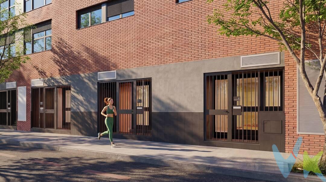 Vivienda de obra nueva en Ezkaba: diseño, eficiencia y confort
Estrena vivienda en un entorno moderno, rodeado de zonas verdes y perfectamente comunicado con Pamplona.
Se trata de un proyecto de 6 viviendas de transformación cambio de uso de local a vivienda, en un entorno ideal para esta transformación a residencial por la amplitud de zonas verdes y al tratarse de un barrio de reciente contrucción con calles y aceras con gran anchura.
Descubre esta vivienda de obra nueva en el barrio de Ezkaba, un entorno residencial de reciente desarrollo que combina tranquilidad, amplios espacios urbanos, zonas verdes, comercios y todos los servicios necesarios para disfrutar del día a día.
La vivienda cuenta con un proyecto de distribución interior pensado para aprovechar al máximo cada espacio, con un amplio salón-cocina-comedor, dos dormitorios, baño completo y un práctico espacio exterior destinado a tendedero. Una distribución funcional y actual, ideal para quienes buscan comodidad, diseño y calidad de vida.
Eficiencia energética y máximo confort durante todo el año. La vivienda dispone de calificación energética A e incorpora un eficiente sistema de aerotermia para la producción de agua caliente sanitaria (ACS) y la climatización mediante suelo radiante, con calefacción y refrigeración. Además, sus soluciones constructivas están adaptadas a la normativa vigente en materia de eficiencia energética y aislamiento acústico, favoreciendo el confort térmico y el bienestar en el interior de la vivienda.
Los materiales y acabados han sido seleccionados para ofrecer una imagen moderna, cuidada y de calidad. La vivienda se entrega con la cocina amueblada y completamente equipada con electrodomésticos, para que puedas disfrutar de tu nuevo hogar desde el primer día.
Un entorno pensado para vivir. Ezkaba destaca por su urbanismo de reciente desarrollo, sus amplios viales, sus espacios verdes y su oferta comercial y de dotaciones. Todo ello, junto con una excelente comunicación mediante autobús urbano con el centro de Pamplona, permite combinar la tranquilidad de un entorno residencial con la comodidad de disponer de la ciudad al alcance.
Además, tendrás a tu disposición la memoria de calidades, los planos de distribución y la información sobre las características constructivas del proyecto, para conocer en detalle tu futura vivienda.
Una oportunidad para estrenar hogar con diseño actual, alta eficiencia energética y todas las comodidades que buscas.
Contacta con nosotros para ampliar información y descubrir todos los detalles de esta vivienda en Ezkaba.
INFORMACIÓN LEGAL
▪ Información meramente orientativa, sin carácter contractual.
▪ Superficies y características aproximadas, con finalidad descriptiva.
▪ En el precio de venta están incluidos los honorarios de la agencia inmobiliaria, que serán asumidos por la parte vendedora.
▪ El precio indicado no incluye los gastos e impuestos derivados de la compraventa a cargo del comprador (Notaría, Registro de la Propiedad, I.T.P., A.J.D. o I.V.A., según corresponda), ni otros posibles gastos asociados.
▪ El inmueble se transmite sin mobiliario ni otros enseres, salvo que se indique expresamente lo contrario.
 
A modo orientativo en Navarra:
▪ Notaría y Registro: 1%–1,5%.
▪ ITP: tipo general 6% (con posibles bonificaciones).
▪ AJD: aprox. 0,5%–1%.