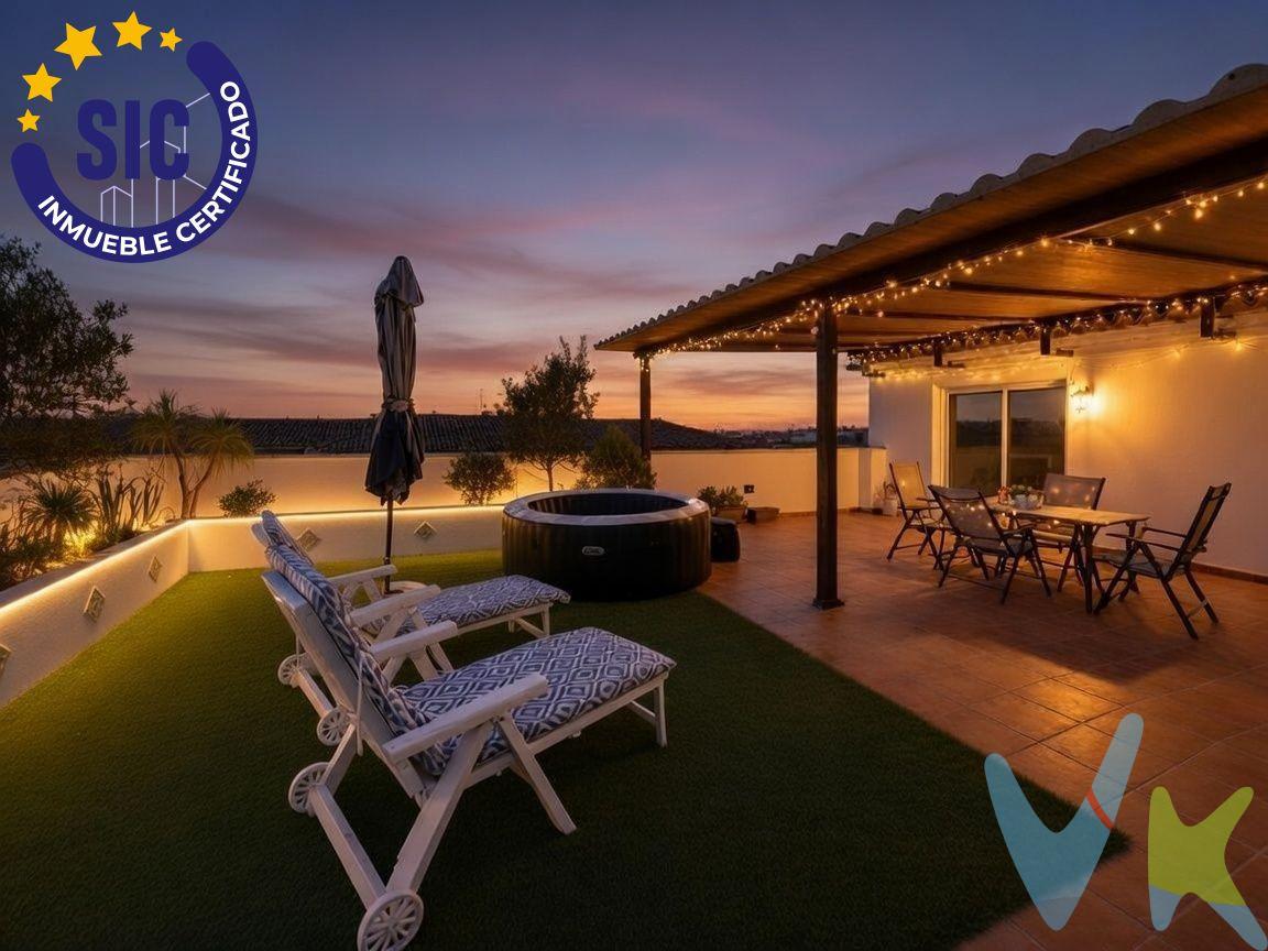 Más de 200 m2 construidos | 5 Habitaciones | Gran Terraza Solárium con Pérgola | Plaza de Garaje | Xàtiva. Hay viviendas que se eligen por sus metros y otras que se eligen por la vida que permiten. Este exclusivo ático dúplex en la Calle Montesa reúne ambas cosas: la amplitud y privacidad de un chalet independiente combinadas con la comodidad de un piso moderno con ascensor, plaza de garaje y acceso adaptado. PLANTA SUPERIOR: EL CORAZÓN DE LA VIVIENDA Y LA TERRAZA. La planta alta está diseñada para disfrutar en compañía. El salón-comedor y la cocina conectan directamente con la gran terraza de uso exclusivo, creando un espacio fluido de interior y exterior. Doble ambiente en terraza: La mitad cubierta con pérgola de madera ideal para cenas y comidas al aire libre; la otra mitad orientada al suroeste para tomar el sol hasta el atardecer. Zona de cocina exterior y barbacoa / paellero: Equipada para celebraciones familiares y noches de verano. Espacio polivalente: Cuenta con 2 habitaciones adicionales y un aseo, perfectas como despacho, zona de teletrabajo con luz natural o dormitorios de invitados. PLANTA INFERIOR: ZONA DE DESCANSO Y PRIVACIDAD. Pensada para garantizar el máximo confort nocturno de la familia, totalmente independizada del área social. 3 Dormitorios espaciosos y luminosos. 2 Baños completos (uno de ellos en suite). Distribuidores amplios que potencian la sensación de hogar. CALIDADES Y ESTADO DE CONSERVACIÓN. La propiedad se encuentra en un estado impecable, prácticamente a estrenar, lista para entrar a vivir sin necesidad de reformas. Suelos: Parquet de alta resistencia. Climatización: Aire acondicionado por conductos en toda la vivienda. Aislamiento: Ventanas de aluminio con doble acristalamiento Climalit. Almacenamiento: Amplia red de armarios empotrados a medida. Incluye: Plaza de garaje de cómodo acceso en el mismo edificio. Disfrute de la calidad de vida que ofrece una ciudad histórica como Xàtiva. Excelente comunicación. Actualmente no existe en Xàtiva ningún otro ático dúplex en venta que combine más de 200 m2, 5 dormitorios, plaza de garaje y una terraza privada de estas dimensiones. PVP 450.000€. Gastos e impuestos no incluidos en el precio. La compra conlleva impuestos y gastos de formalización para el comprador. A título orientativo se informa que en segundas transmisiones el ITP con carácter general en Valencia es del 9%, pudiendo existir otros tipos impositivos atendiendo a las circunstancias personales del comprador u otras circunstancias previstas legalmente. Base imponible del impuesto el mayor valor entre el precio de compraventa, la tasación o el valor de referencia catastral. En cuanto a los gastos de notaría y registro, en su caso, suelen oscilar aprox. entre 1,5% y 2,5% (aranceles variables según precio, n.º de copias y complejidad). El comprador elige notario. Si el comprador precisase de hipoteca: tasación, condiciones y costes bancarios serán según entidad elegida por el comprador, así como los gastos de gestoría, y cualesquiera otros gastos inherentes a la formalización de la compraventa que legalmente correspondan a la parte compradora, salvo pacto expreso en contrario con el vendedor. El consumidor tiene, conforme a la normativa vigente, a su disposición información y documentación adicional relativa al inmueble y condiciones de la compraventa, que podrá ser consultada en C/Joaquín Costa 4, bajo 46005 Valencia o urbe2@remax.es. Honorarios de mediación inmobiliaria a cargo del COMPRADOR: (3% del precio final de venta más IVA (21%), salvo otro pacto.); y de VENDEDOR (según acuerdo con el mismo). Se informa al consumidor que la agencia actúa como intermediaria inmobiliaria en la operación,estando cualquier eventual compraventa y sus condiciones sujeta a la aceptación expresa del propietario-vendedor y a la posterior formalización del correspondiente contrato.