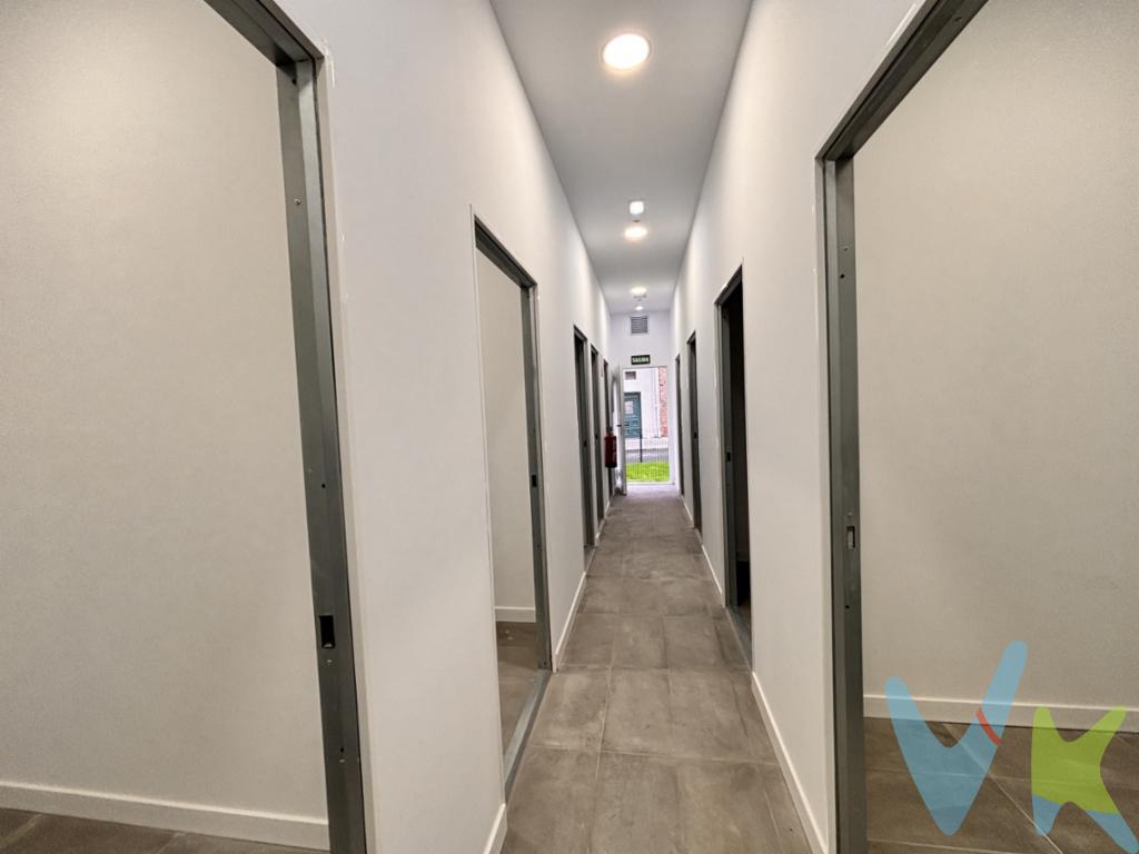  **Exclusiva oportunidad de inversión: local comercial INSTALADO A ESTRENAR CON 11 TRASTEROS en venta en Gijón**Localizado en un edificio construido en el año 1977, con un acceso muy cómodo y una gran demanda de trasteros en alquiler.Con un precio competitivo acorde al mercado actual, esta propiedad representa una excelente inversión si buscas una rentabilidad alta y diversificada.Los trasteros disponen de luz con detectores de presencia, ventilación forzada, contadores individuales de luz y además las zonas comunes disponen de lavabo de uso común y toma de agua.Si deseas conocer más sobre esta magnífica oferta, no dudes en ponerte en contacto para coordinar una visita. Estamos aquí para asistirte y resolver cualquier duda que puedas tener, asegurando así una experiencia de compra transparente y satisfactoria.Confía en Profesionales acreditados. Disponemos de las certificaciones CRS y Realtor y todos nuestros agentes tienen la titulación AIR (Agentes inmobiliarios Registrados). Tenemos más de 30 años de experiencia en el sector. Todas las cantidades recogidas como depósito están garantizadas mediante seguro de caución.Consulta nuestras reseñas en Google y descubre por qué tantos clientes confían en nosotros.El precio NO incluye: Impuestos, gastos de Notaría, registro y honorarios de los servicios contratados por los compradores a la Agencia Inmobiliaria.A título orientativo, en segundas transmisiones, el comprador abonará el Impuesto sobre Transmisiones Patrimoniales (ITP). Para consultar los porcentajes del ITP en Asturias puede hacerlo a través de la web oficial de servicios tributarios del Principado de Asturias https://sede.tributasenasturias.es/sites/sede/default/es_ES/Que-quieres-hacer/Transmisiones-Patrimoniales-y-AJD. La base imponible será el mayor valor entre precio de compraventa, tasación o valor de referencia catastral. Gastos de notaría y registro según aranceles variables según precio, número de copias y complejidad.El comprador escoge libremente notario. El vendedor asume la plusvalía y el resto de gastos son del comprador. Si se precisa hipoteca: Tasación, condiciones y costes bancarios según entidad elegida por el comprador; así como los gastos de gestoría y cualesquiera otros inherentes a la formalización de la compraventa. De acuerdo con la ley, no se incluyen en el precio otros gastos o tributos que legalmente correspondan al comprador. El consumidor tiene derecho, conforme a la normativa vigente, a disponer de información y documentación adicional relativa al inmueble y condiciones de la compraventa, accesible en la sede física de la Agencia Eurocasa Gijón, en Santa Doradía, nº 14-Bajo, en Gijón, o a través del correo electrónico info@eurocasagijon.com. La agencia actúa exclusivamente como intermediaria en la operación. Cualquier compraventa y sus condiciones quedan sujetas en todo caso a la aceptación expresa del vendedor del inmueble y a la posterior formalización del correspondiente contrato. El presente anuncio tiene carácter meramente informativo; la información suministrada se corresponde con la disponible a la fecha de publicación, pudiendo variar en función de las circunstancias o actualizaciones legales, contractuales y fiscales. 