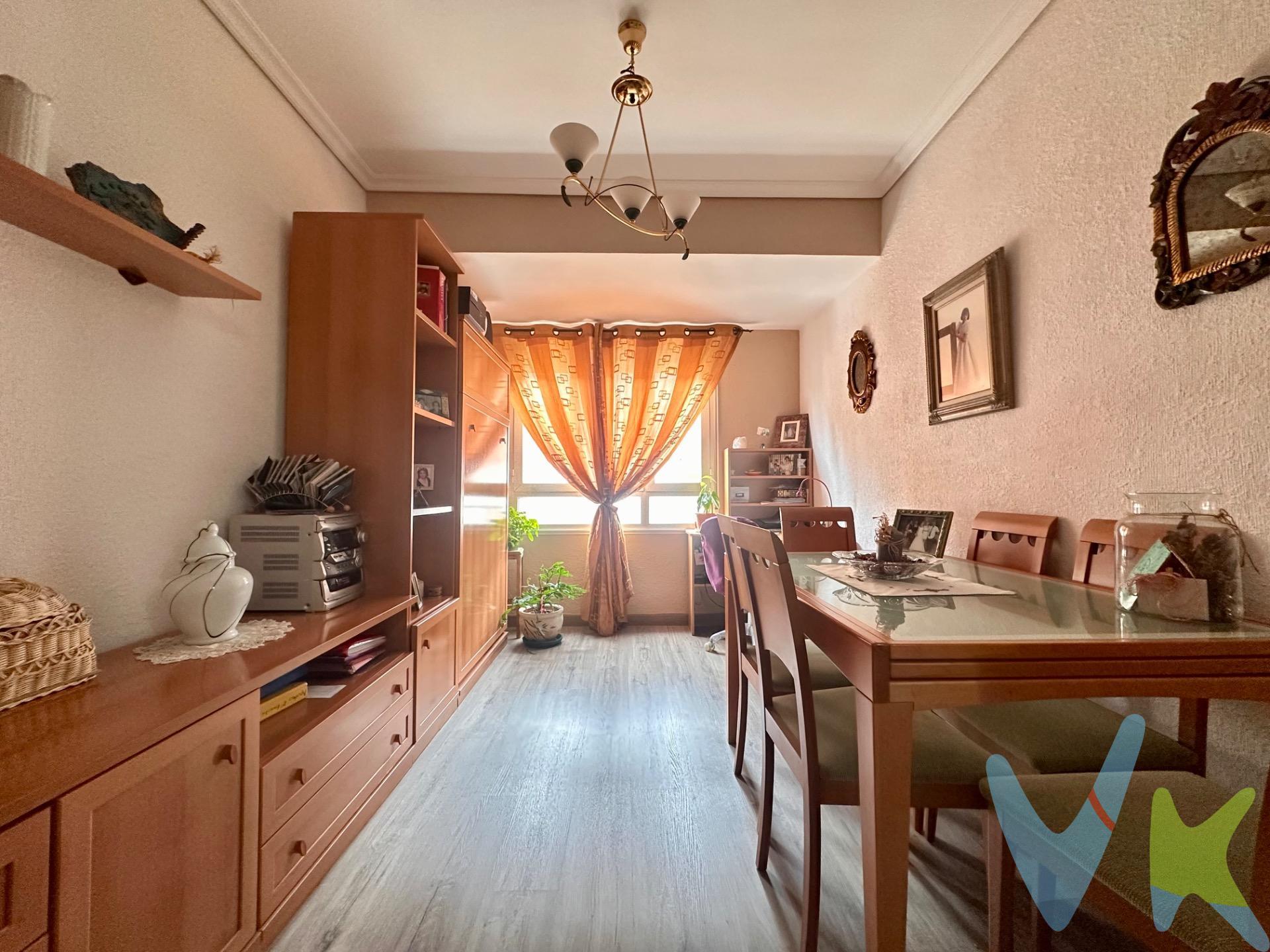 Vivienda ubicada en la zona del Temple de Ponferrada, próxima a comercios, cafeterías, centro médico, colegio y policía municipal. El inmueble está situado en una 3º planta sin ascensor (tiene hueco para ponerlo a futuro) de un bloque de viviendas de 1969. La vivienda está distribuida en hall de entrada, salón, habitación destinada a comedor actualmente, cocina equipada independiente, baño con plato de ducha, despensa y dos habitaciones dobles. Completa la composición un desván en el bajo cubierta, un trastero y una carbonera en la planta sótano. La calefacción y ACS se producen mediante caldera individual de gas ciudad. 