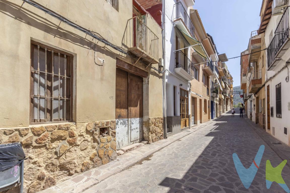 Oportunidad de inversión en una ubicación privilegiada Esta propiedad, ubicada en una calle principal de Serra, ofrece una oportunidad única para desarrollar el proyecto de tus sueños. Con una parcela de 86 metros cuadrados, esta casa ofrece un lienzo en blanco para construir a tu medida. La fachada ya está construida, ofreciendo un punto de partida ideal para comenzar la transformación de este espacio. Además, el terreno interior se encuentra diáfano, permitiendo una flexibilidad total en el diseño y la distribución. Su ubicación en una calle de dirección única asegura tranquilidad y comodidad, con proximidad al centro médico y al ayuntamiento, lo que facilita el acceso a servicios esenciales, en pleno corazón de la sierra calderona. Las opciones para esta propiedad son diversas: desde la posibilidad de construir una planta baja destinada a negocios con dos alturas para vivienda, hasta la edificación de una acogedora vivienda con su propio garaje. Convierte este espacio en el hogar ideal o en un negocio próspero; las posibilidades son infinitas. Aprovecha esta oportunidad única para crear un espacio que se adapte perfectamente a tus necesidades y aspiraciones. ¡No dejes pasar esta oportunidad de inversión en una ubicación estratégica y con un potencial extraordinario!