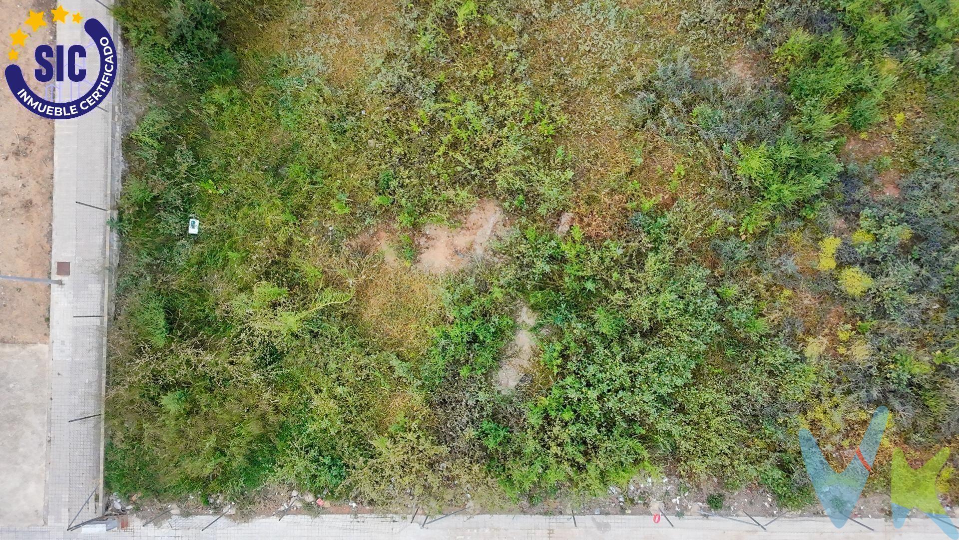 Se vende una interesante parcela urbana situada en la calle Vicente Asensi, dentro de una de las zonas de ensanche más demandadas de L’Alcúdia de Crespins (Valencia). Esta localidad, muy bien comunicada mediante tren de Cercanías (línea C-2) y con rápido acceso a vías principales como la A-35 y CV-40, ofrece un entorno ideal para el desarrollo de vivienda residencial de obra nueva, con alta calidad de vida y buena demanda local. La parcela cuenta con una superficie de 623 m² y se ubica en suelo urbano consolidado, dentro de ordenanza ENS, que permite edificar hasta planta baja + 3 alturas. Según la normativa, es posible ocupar el 100% de la parcela en planta baja y el 80% en las tres plantas superiores, lo que permite alcanzar una edificabilidad aproximada de 2.118 m² sobre rasante. A ello se suma la posibilidad de desarrollar un sótano para aparcamiento, no computable a efectos de edificabilidad. La repercusión del suelo es igualmente orientativa, y se estima en torno a 118 €/m² edificable, un valor muy competitivo que convierte esta operación en una oportunidad atractiva para promotores interesados en proyectos de tamaño medio con buena proyección de venta o alquiler. La zona cuenta con todos los servicios a corta distancia: colegios, parques, supermercado, centro de salud, instalaciones deportivas y transporte público. El entorno inmediato está formado por edificaciones modernas y zonas verdes, lo que garantiza un buen encaje estético y funcional para una promoción actual. En definitiva, se trata de una opción muy interesante para desarrollar vivienda nueva en una población en crecimiento, bien comunicada, con alta demanda y costes de repercusión controlados. VENTA:. PVP 250.000€.  Gastos e impuestos no incluidos en el precio. La compra conlleva impuestos y gastos de formalización para el comprador. A título orientativo se informa que en segundas transmisiones el  ITP  con carácter general en  Valencia  es del  10%, pudiendo existir otros tipos impositivos atendiendo a  las circunstancias  personales del comprador u otras circunstancias previstas legalmente. Base imponible del impuesto el mayor valor entre el precio de compraventa, la tasación o el valor de referencia catastral. En cuanto a los gastos de  notaría y registro, en su caso,  suelen oscilar aprox; entre 1,5% y 2,5% (aranceles variables según precio, n.º de copias y complejidad). El comprador elige notario. Si el comprador precisase de  hipoteca: tasación, condiciones y costes bancarios serán según entidad elegida por el comprador, así como los gastos de gestoría, y cualesquiera otros gastos inherentes a la formalización de la compraventa que legalmente correspondan a la parte compradora, salvo pacto expreso en contrario con el vendedor. El consumidor tiene,  conforme a la normativa vigente, a su disposición información y documentación adicional relativa al inmueble y condiciones de la compraventa, que podrá ser consultada en C/Joaquín Costa 4, bajo 46005 Valencia o urbe2@remax.es. Honorarios de mediación inmobiliaria a cargo del  COMPRADOR: (3% del precio final de venta más IVA (21%), salvo otro pacto.); y  de VENDEDOR (según acuerdo con el mismo). . Se informa al consumidor que la agencia actúa como intermediaria inmobiliaria en la operación, estando cualquier eventual compraventa y sus condiciones sujeta a la aceptación expresa del propietario-vendedor y a la posterior formalización del correspondiente contrato. 