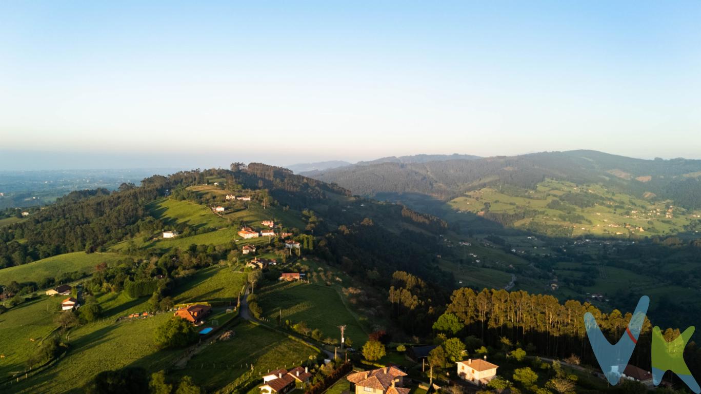 Imagina una finca ubicada en El Curbiellu, una de las zonas altas de Gijón, en el entorno de la parroquia de Deva, conocida por su entorno rural y vistas panorámicas espectaculares. Esta propiedad cuenta con aproximadamente 1.250 metros cuadrados de terreno y ofrece una oportunidad excepcional para construir una vivienda de hasta 300 metros cuadrados construidos.Esta finca sería ideal para quien busca un lugar tranquilo pero con vistas espectaculares y buena conexión con la ciudad.🚗 Acceso y servicios: Acceso por carretera asfaltada y posibilidad de conexión a agua, electricidad y fibra óptica, ya que la zona cuenta con servicios básicos gracias a su cercanía a zonas residenciales consolidadas.🌿 Entorno natural y tranquilo: Rodeada de prados verdes y caminos rurales, esta finca ofrece privacidad y silencio, pero a tan solo 10-15 minutos en coche del centro de Gijón, combinando lo mejor del campo y la ciudad.🏡 Posibilidad de construir 300 m²: Se puede proyectar una vivienda unifamiliar amplia, ya sea de una sola planta o con dos alturas, aprovechando las vistas desde salones, dormitorios y terrazas.🌊 Vistas privilegiadas: Desde el punto más alto de la finca, se disfruta de una vista panorámica de toda la ciudad de Gijón, incluyendo el centro urbano, el puerto deportivo, y en días despejados, el mar Cantábrico en todo su esplendor.🏞 Terreno amplio y soleado: La finca es mayormente llana o con una ligera pendiente, lo que facilita el diseño arquitectónico y el aprovechamiento del terreno para jardines, terrazas o incluso una pequeña huerta.No lo dudes más y llámanos, estaremos encantados de acompañarte a conocer el lugar de tu futura casa.En el precio publicitado no se incluye el Impuesto de Transmisiones Patrimoniales ni los gastos de Notaría y Registro.