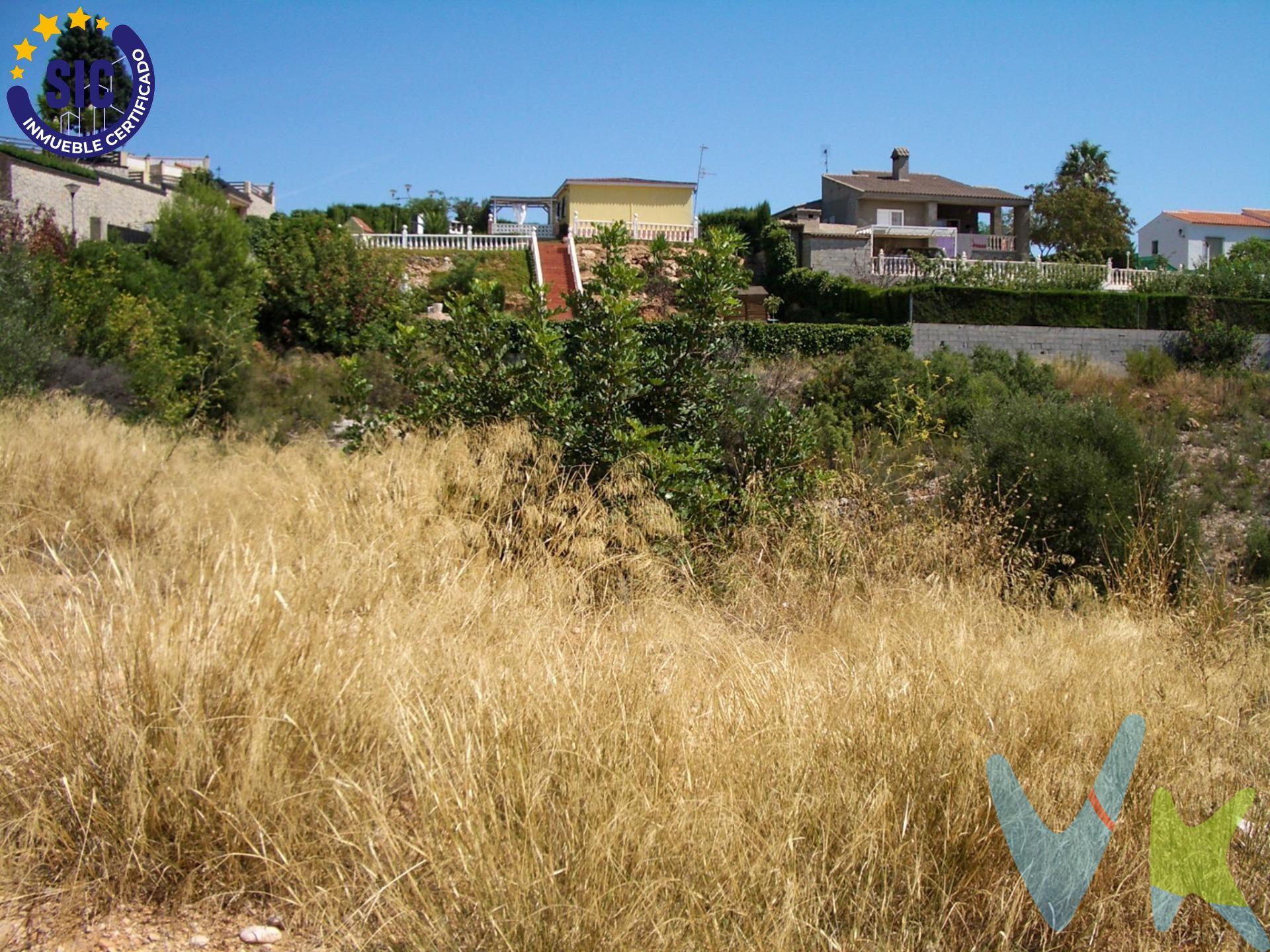 Terreno Urbanizable en Altury (Turís) – 1.356 m² rodeado de naturaleza. ¿Buscas el lugar perfecto para construir la casa de tus sueños? Este terreno de 1.356 m², ubicado en la urbanización Altury (Turís), es justo lo que necesitas. Situado en una zona tranquila y rodeada de naturaleza, disfrutarás de la paz del entorno sin renunciar a la comodidad de estar bien comunicado: parada de autobús justo enfrente del terreno. La parcela es urbanizable, con un desnivel ideal para diseñar una vivienda única y con vistas. Su ubicación es inmejorable, dentro de una urbanización consolidada y con acceso cómodo desde Valencia. Ideal tanto para primera como segunda residencia. ¡No dejes pasar esta oportunidad de invertir en calidad de vida!. La descripción del presente inmueble e imágenes tienen mero carácter informativo y en ningún caso carácter contractual, pudiendo ser modificados por la inmobiliaria comercializadora sin que ello implique responsabilidad alguna frente a terceros. En el precio de venta a público, esta propiedad NO incluye los gastos de adquisición (Notario, registro, gestión, honorarios, etc…). 