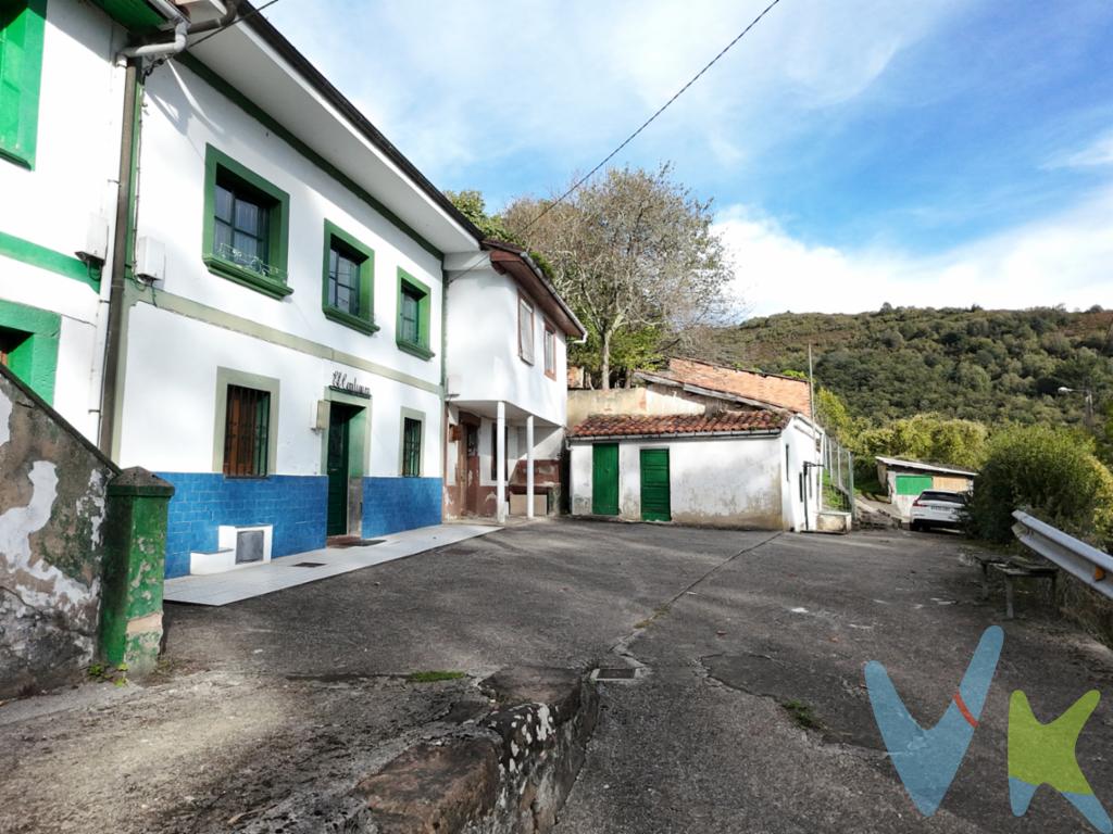 Se vende casa para reformar zona Olloniego Oviedo. Oportunidad única para adquirir casa en el encantador pueblo de Olloniego. Con un total de 136 metros cuadrados construidos y 122 metros útiles, esta vivienda proporciona el espacio perfecto para disfrutar de la tranquilidad del entorno rural sin renunciar a la comodidad.La casa consta de dos plantas:La planta baja tiene una superficie construida de sesenta y ocho metros cuadrados, de los cuales treinta y tres metros cuadrados corresponden a la vivienda y los restantes treinta y cinco metros cuadrados a almacén.La planta primera tiene una superficie construida de unos treinta y seis metros cuadrados.Tiene luz y agua.A tan solo 7 minutos en coche del centro de Olloniego. A 19 minutos de Oviedo, Langreo y Mieres. A 35 minutos de Gijón.Olloniego, con su encanto y belleza natural, es la ubicación ideal para quienes buscan un estilo de vida tranquilo y relajado. Los paisajes circundantes invitan a largas caminatas y actividades al aire libre, todo mientras se disfruta de la paz y la serenidad que caracteriza a este pueblo pintoresco. Además, la proximidad a servicios básicos y la facilidad de acceso a las principales carreteras aseguran que las necesidades cotidianas siempre estén a mano.Tomar la decisión de visitar esta casa es el primer paso hacia la posibilidad de estableciendo un hogar en plena naturaleza y rodeado de belleza natural. Le invitamos cordialmente a visitar esta singular propiedad, para que pueda experimentar de primera mano todo lo que tiene para ofrecer. Sin lugar a duda, ésta es no solo una casa, sino un hogar lleno de potencial esperando ser descubierto.Opción finca rustica independiente a la casa con una superficie de cuatro mil ochocientos sesenta y cuatro metros cuadrados. 