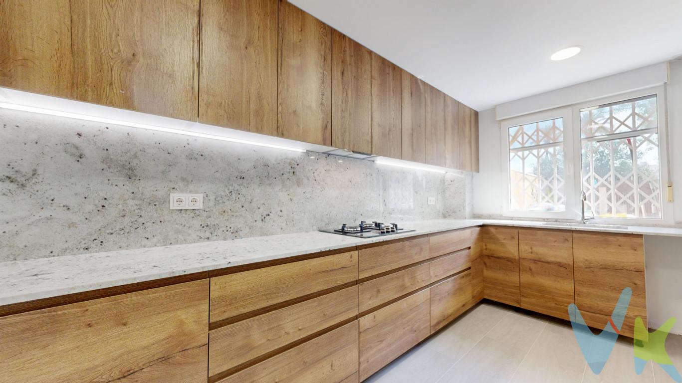 Vivienda reformada a estrenar, con dos terrazas, dos plazas de garaje y trastero en PicanyaSi buscas una vivienda con encanto, moderna y lista para entrar a vivir, este piso en planta baja te va a enamorar. Totalmente reformada con un cuidado diseño interior, ofrece un espacio lleno de luz, confort y personalidad en una de las zonas residenciales más valoradas de Picanya.Dispone de unos 112 m² construidos, con dos terrazas, dos plazas de garaje y trastero incluidos en el precio.Su distribución te encantará: un salón-comedor amplio y luminoso con salida a una terraza privada, ideal para disfrutar del aire libre; cocina independiente completamente renovada, con mobiliario de diseño e iluminación LED integrada que combina funcionalidad y estilo en un ambiente acogedor; y dos dormitorios, siendo el principal una auténtica suite con acceso a una segunda terraza, baño y vestidor independiente, así como otro baño de cortesía.Ubicada en un entorno tranquilo y bien comunicado, rodeada de colegios, zonas verdes, comercios y transporte público, esta vivienda es perfecta para quienes valoran la calidad de vida, el diseño y la comodidad.Una casa con alma propia, pensada para disfrutar desde el primer día. ¿A qué esperas para venir a verla?Si tienes que vender antes tu vivienda, llámanos y te asesoramos cómo hacerlo para además tener los mínimos gastos posibles y todas las garantías.Agencia Registrada con el nº00516 en el Registro Obligatorio de Agentes Inmobiliarios de la Comunidad ValencianaPor mandato expreso del propietario, COMERCIALIZAMOS ESTE INMUEBLE EN EXCLUSIVA, lo que le garantiza el acceso a toda la información, a un servicio de calidad, un trato fácil, sencillo y sin interferencias de terceros. Por este motivo, se ruega NO MOLESTAR AL PROPIETARIO, a los ocupantes de la propiedad o a los vecinos. Muchas gracias por su comprensión.La oferta está sujeta a cambios de precio o retirada del mercado sin previo aviso. Este anuncio en su conjunto, incluyendo textos, fotos, imágenes o cualquier otro contenido de este, no es vinculante dado que la información es ofrecida por terceros y puede contener errores. Se muestra a título informativo y no contractual.El precio anunciado NO INCLUYE los impuestos, ni los gastos como, Notario, Registro de la Propiedad, ni los honorarios de la agencia inmobiliaria.Esta propiedad se pone a la venta con toda la documentación comprobada y en regla, por lo que ofrecemos GARANTIAS a los compradores