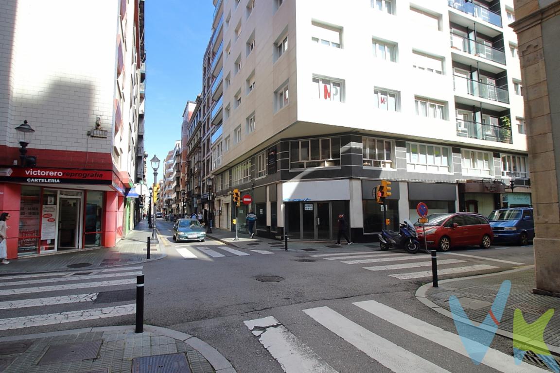 Oportunidad única en el corazón de Gijón: Piso en Venta en Zona Centro. Entre El Nautico, Los Campinos y Plazuela.Este inmueble es perfecto tanto para quienes buscan una residencia propia como para aquellos interesados en una inversión estratégica con gran potencial de revalorización. Situado en la planta octava de un edificio emblemático, con fachada nueva, este piso combina a la perfección el encanto de la época con las comodidades modernas que se esperan en un hogar actual.Este piso cuenta con dos entradas: la principal y la de servicio.Dispone de  tres acogedoras habitaciones, ideales para una familia, parejas que desean un extra de espacio, o para aquellas personas que pueden requerir de habitaciones adicionales como despacho o sala de juegos. El salón amplio, con dos ambientes, zona de sala y comedor. Con acceso a una terraza con vistas hacia la ciudad.Un baño completo y bien distribuido y el aseo con ventana.Esta vivienda te ofrece una multitud de posibilidades para disfrutarla, puedes entrar a vivir en ella o plantearte una reforma actual.El edificio muy bien conservado, tiene fachada nueva, portal nuevo y cuenta con dos ascensores.La cercanía a las playas más emblemáticas de Gijón es otro de los atractivos que convierte a este piso en una verdadera joya. No existen muchas oportunidades como esta que ofrezcan la posibilidad de vivir la experiencia de una vida acogedora en la ciudad, combinando la proximidad al mar y la comodidad de estar en el centro de la escena cultural y social.Visitar este piso le permitirá descubrir todas las ventajas que oculta en su interior. Es la opción ideal para su próximo hogar o inversión. Confortable, bien ubicado y lleno de posibilidades. No deje pasar esta oportunidad y programe una visita cuanto antes. Este extraordinario inmueble podría ser el lugar donde desea instalarse.Contamos con más de 35 años de experiencia acreditada y nuestro objetivo es garantizarle un servicio de compra humano, ético, de calidad, fácil y seguro. Nuestro equipo lo integran agentes con la titulación AIR (Agente Inmobiliario Registrado), somos CRS (Council of Residential Specialist) y API. (Agente de la Propiedad Inmobiliaria Colegiado nº248). Contamos con un seguro de Caución que nos permite garantizar el depósito de las cantidades entregadas por nuestros clientes.Te ayudamos con la financiación con las mejores condiciones hipotecarias hasta el 100%.Consulte en nuestras reseñas de Google lo que opinan los clientes que ya han trabajado con nosotros.Contacta hoy mismo para concertar una visita. No dejes pasar esta oportunidad de adquirir el hogar de tus sueños en una de las ciudades más atractivas y pujantes del norte de España. Estamos convencidos de que te encantará. ¡Esperamos verte pronto!EL PRECIO NO INCLUYE IMPUESTO DE TRASMISIONES PATRIMONIALES, NOTARIA Y REGISTRO.