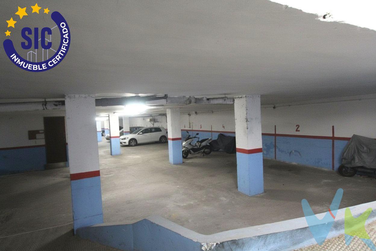 Plaza de garaje, ideal para coche mediano o grande (altura estándar, no todoterreno, no furgoneta alta), situada en primer subsuelo. Cuenta con suficiente espacio para maniobrar, lo que facilita el aparcamiento. El acceso al garaje se realiza mediante rampa que es la misma de entrada y salida, y dispone de puerta automática, aportando comodidad y seguridad. Ubicación estratégica en una zona bien comunicada. No dejes pasar esta oportunidad. Para más información o concertar una visita, llámanos sin compromiso. VENTA:. PVP 12.500€.  Gastos e impuestos no incluidos en el precio. La compra conlleva impuestos y gastos de formalización para el comprador. A título orientativo se informa que en segundas transmisiones el  ITP  con carácter general en  Valencia  es del  10%, pudiendo existir otros tipos impositivos atendiendo a  las circunstancias  personales del comprador u otras circunstancias previstas legalmente. Base imponible del impuesto el mayor valor entre el precio de compraventa, la tasación o el valor de referencia catastral. En cuanto a los gastos de  notaría y registro, en su caso,  suelen oscilar aprox; entre 1,5% y 2,5% (aranceles variables según precio, n.º de copias y complejidad). El comprador elige notario. Si el comprador precisase de  hipoteca: tasación, condiciones y costes bancarios serán según entidad elegida por el comprador, así como los gastos de gestoría, y cualesquiera otros gastos inherentes a la formalización de la compraventa que legalmente correspondan a la parte compradora, salvo pacto expreso en contrario con el vendedor. El consumidor tiene,  conforme a la normativa vigente, a su disposición información y documentación adicional relativa al inmueble y condiciones de la compraventa, que podrá ser consultada en C/Joaquín Costa 4, bajo 46005 Valencia o urbe2@remax.es. Honorarios de mediación inmobiliaria a cargo del  COMPRADOR: (3% del precio final de venta más IVA (21%), salvo otro pacto.); y  de VENDEDOR (según acuerdo con el mismo). . Se informa al consumidor que la agencia actúa como intermediaria inmobiliaria en la operación, estando cualquier eventual compraventa y sus condiciones sujeta a la aceptación expresa del propietario-vendedor y a la posterior formalización del correspondiente contrato.
