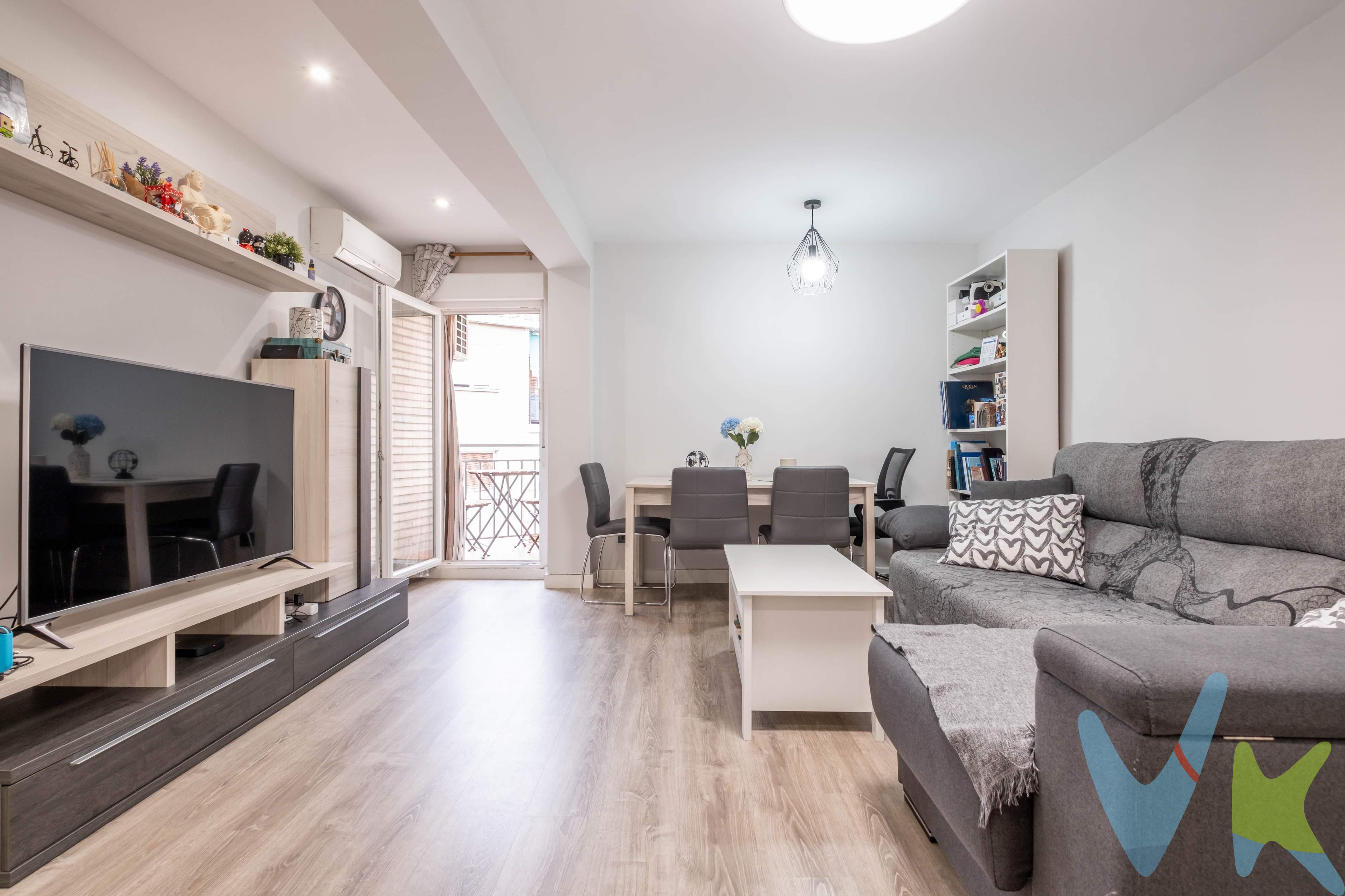 Tu nuevo hogar en calle Mariano Carderera, junto a Vía Univérsitas. ¿Buscas una vivienda reformada, con estilo actual y sin complicaciones?.  En c/ Mariano Carderera, una tranquila paralela a la vibrante Vía Univérsitas, te va a encantar. 💫 Totalmente reformada con un diseño moderno y funcional, perfecta para quienes valoran la comodidad y los espacios bien aprovechados. 🌞 Con orientación este y completamente exterior, esta casa se despierta cada día con luz natural que inunda cada rincón. El salón cuenta con una terraza encantadora, ideal para tu planta favorita, un café al sol o simplemente desconectar. 🛏️ Dispone de 2 dormitorios, pensados para el descanso y con espacio para adaptarse a tu estilo de vida. ❄️ Aire acondicionado instalado, para que vivas cómodo en cualquier estación. 📦 Y por si fuera poco: pocos gastos de comunidad, lo que la convierte también en una excelente opción de inversión.