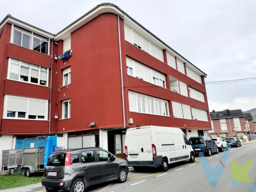 La vivienda que os proponemos forma parte de un edificio sin ascensor, en la calle La Hoya, en el Ayuntamiento de Los Corrales de Buelna.Se trata de un piso en buen estado de conservación de unos 87m² distribuidos en recibidor, pasillo, cocina, salón-comedor con galería, 3 dormitorios, balcón y baño.El piso está orientado al este, lo que garantiza una gran cantidad de horas de sol y cabe destacar sus hermosas y despejadas vistas, así como su luminosidad.La vivienda dispone de calefacción, ventanas de doble acristalamiento y todos los servicios dados de alta.