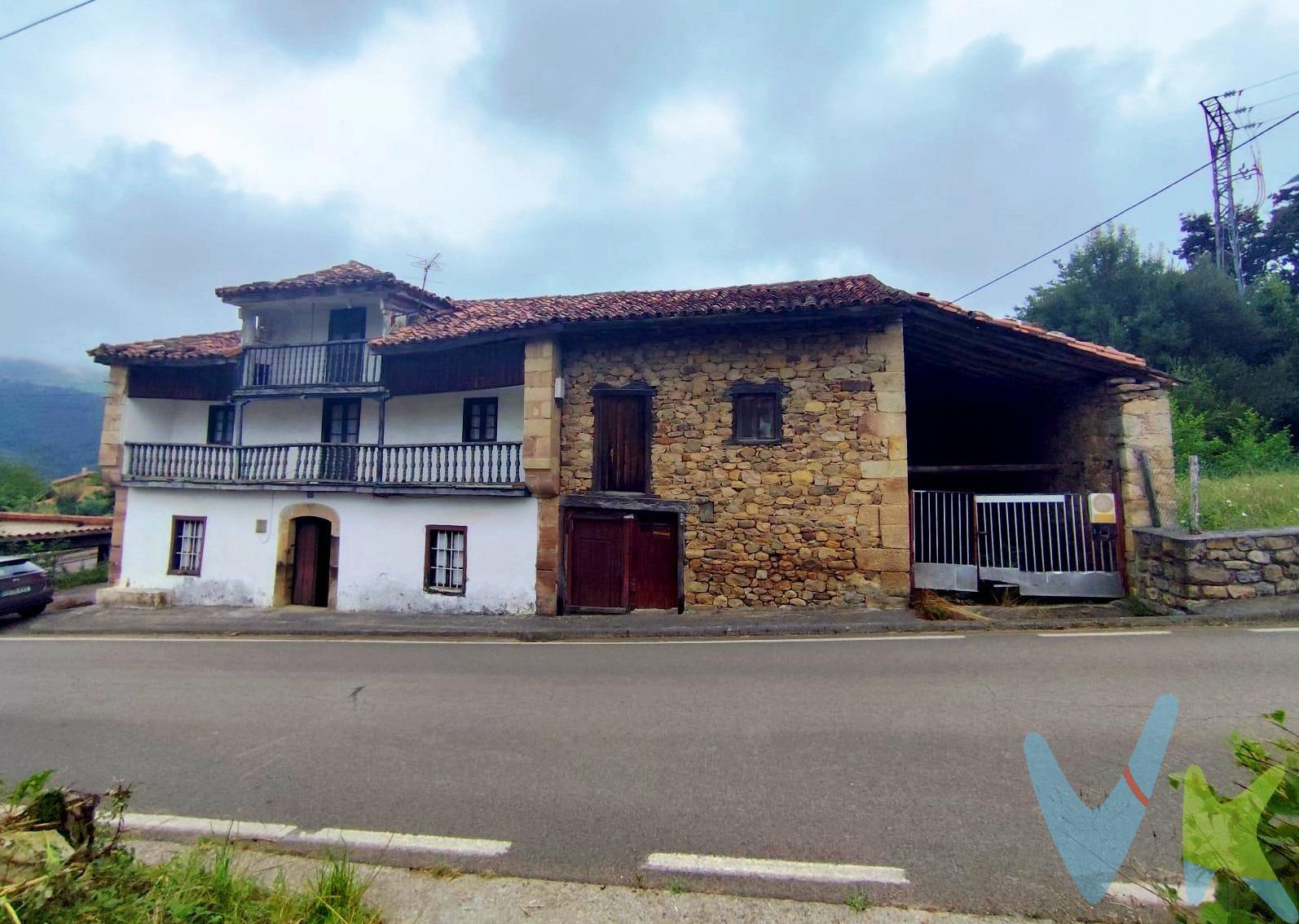 ¡Oportunidad en Soto Iruz! . A tan solo 10 minutos de Puente Viesgo, te presentamos este encantador chalet para reformar. Con una superficie construida de 329 m2, esta propiedad se distribuye en planta baja, primera planta, desván, cuadra y pajar, ofreciendo un sinfín de posibilidades para adaptarla a tus necesidades y gustos. En la planta baja encontrarás una cocina independiente, dos espacios con vigas vistas y suelos de piedra y madera, y un trastero. La primera planta cuenta con una habitación con alcoba y acceso a un balcón de aproximadamente 8 m2, otra habitación que se conecta a una tercera estancia, y un hall distribuidor también con salida a balcón. El ático dispone de dos habitaciones sin terminar, con paredes de piedra y vigas en los techos que aportan un toque rústico y auténtico. Además, esta propiedad incluye un garaje anexo y un espléndido jardín, perfecto para disfrutar del aire libre y la tranquilidad del entorno. Aunque no dispone de calefacción, las posibilidades de reforma son infinitas para convertir esta casa en el hogar de tus sueños. . No pierdas la oportunidad de adquirir esta casa con encanto en un lugar espectacular.  ¡Ven a visitarla y descubre todo su potencial!. Los impuestos, gastos de notaría y registro no están incluidos en el precio.