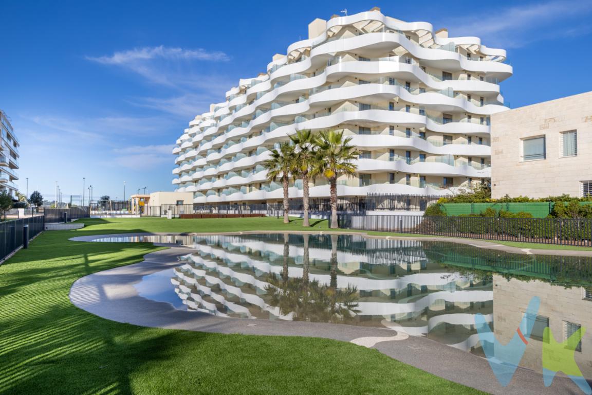 Residencial DuneVive frente al mar en una vivienda exclusiva totalmente nueva, entregada en diciembre de 2025 y sin estrenar. Un piso diseñado para disfrutar del confort, la eficiencia y las mejores vistas en una de las zonas más valoradas de El Puig.Características de la vivienda2 baños completos2 habitaciones doblesGran terraza con vistas a las zonas comunesCocinacomedor de casi 30 m², amplia y luminosaSe vende completamente amueblado, tal y como se muestraElectrodomésticos BOSCH, todo nuevoIncluye plaza de garajeSuperficie: 23,77 m²Calidades y equipamiento premiumInducción invisible integrada en la encimeraAerotermia por conductos frío/calorEquipos de aerotermia ubicados en los rellanos de la fincaVentanas oscilobatientesPersianas eléctricasSuelo de tarima hidrófugaAcabados modernos y eficientesZonas comunes del residencial2 piscinas comunitariasPistas de tenisEntorno cuidado y familiarZona de juegos infantilesSala coworkingGimnasioSala de juegos infantiles interiorUbicación inmejorableIdeal tanto como residencia habitual como segunda viviendaAcceso directo a la finca desde el paseo marítimoPrimera línea de playa Resumen clave ✔ Obra nueva ✔ Todo a estrenar ✔ Amueblado y equipado ✔ Frente al mar ✔ Garaje incluidoUna oportunidad única de estrenar vivienda en la playa con todas las comodidades y calidades actuales. 