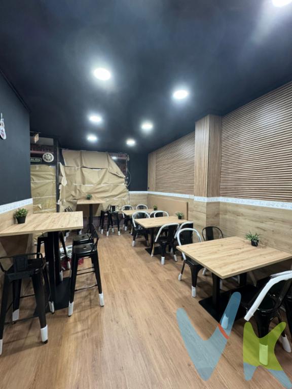 Local EN RENTABILIDAD céntrico acondicionado como Bar - Restaurante en el centro de Logroño.Local céntrico de 51 m² útiles. Fachada de 3 metros lineales. Zona de ocio  de Calle Somosierra con María Teresa Gil de Gárate. Salida de humos.Suelos de Gres. Baños. Puerta y fachada acristalada.