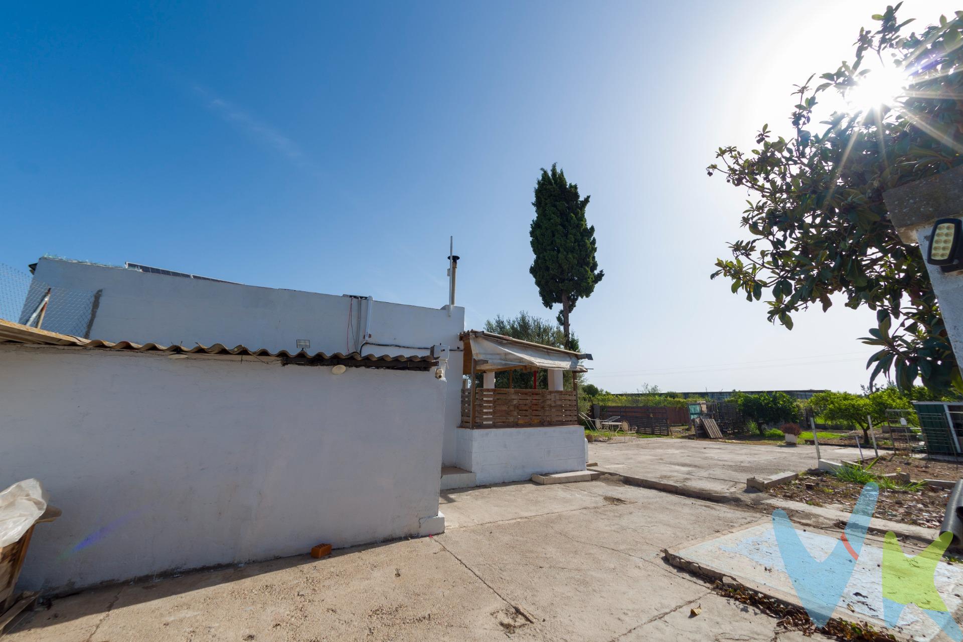 🏡✨ CASA CON TERRENO TOTALMENTE REFORMADA CERCA DEL GRAO DE CASTELLÓN 🌊☀️. 🌿 Tranquilidad, espacio y comodidad a pocos minutos del mar. ¿Estás buscando una casa con terreno, completamente reformada, en una zona tranquila pero cerca de Castellón y del mar? 🌊🏖️. ✨ ¡Esta propiedad puede ser justo lo que estás buscando!. 🏡 Se trata de una bonita casa con terreno totalmente reformada, que combina el encanto y la privacidad de una vivienda independiente con todas las comodidades necesarias para disfrutarla tanto como residencia habitual como segunda vivienda. 🌳 Uno de sus grandes atractivos es su terreno privado, un espacio perfecto para disfrutar al aire libre y crear diferentes ambientes: 🌱 zona amplia de terreno 🍽️ espacio para comidas y reuniones familiares, ☀️ área de descanso, 🏊‍♀️ posibilidad de piscina o incluso 🌿 un pequeño huerto. 🛋️ La vivienda ha sido reformada con gusto, ofreciendo un hogar cómodo, acogedor y preparado para entrar a vivir sin necesidad de realizar  reformas. 📍 Su ubicación: se encuentra en una zona próxima al Grao de Castellón, permitiéndote disfrutar de la tranquilidad de una casa con terreno sin renunciar a la cercanía de:. 🌊 Las playas. 🛍️ Comercios y servicios. 🍽️ Restaurantes y zonas de ocio. 🏙️ Castellón de la Plana. 🚗 Buenas comunicaciones. 💎 ¿QUÉ HACE ESPECIAL ESTA CASA?. 🔑 Totalmente reformada. 🌳 Terreno privado. 🏡 Vivienda independiente. ☀️ Amplios espacios exteriores. 🌿 Entorno tranquilo. 🌊 Cerca del mar. 🚗 Fácil acceso y buenas comunicaciones. ❤️ Ideal para vivir todo el año o disfrutar como segunda residencia. 🌅 TU RINCÓN DE TRANQUILIDAD CERCA DEL MAR. Imagina disfrutar de un desayuno al aire libre ☕🌿, organizar una comida con amigos y familiares 🍽️🥂 o simplemente relajarte bajo el sol ☀️, teniendo además las playas del Grao y todos los servicios a pocos minutos. ✨ Una oportunidad para quienes buscan una casa con terreno, reformada, con privacidad y cerca del Mediterráneo. 📞 Ven a visitarla y descubre todo el potencial de esta propiedad. ¡Te encantará! 🏡❤️🌊