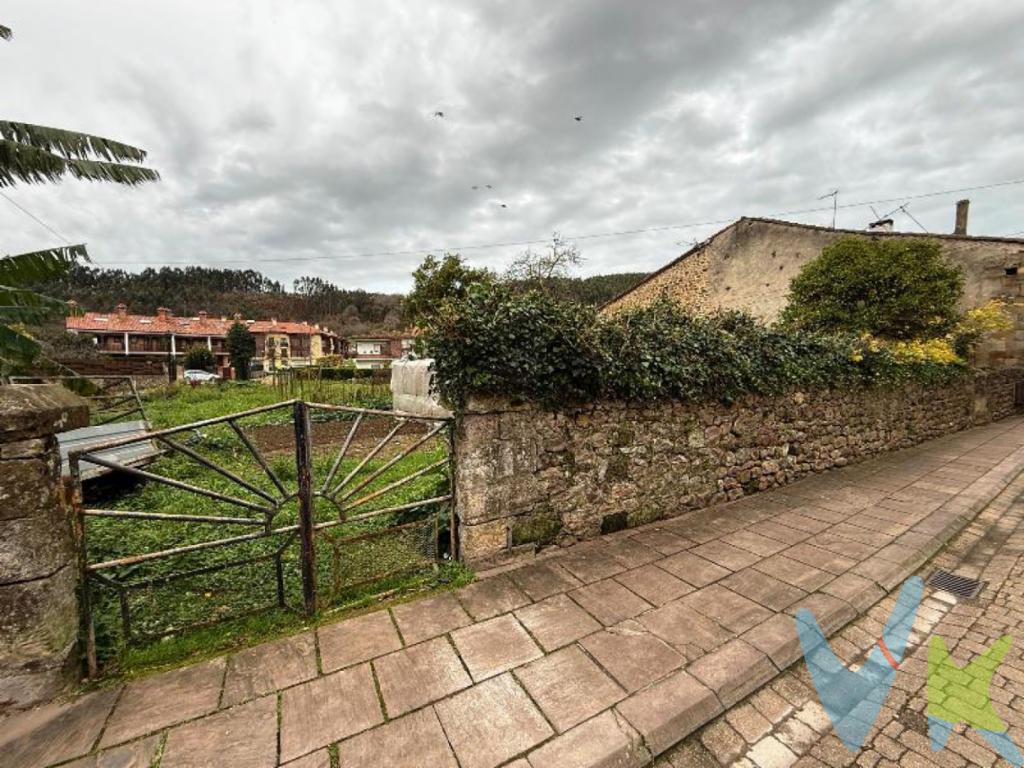 En pleno corazón de Cartes, uno de los pueblos con más encanto e historia de Cantabria, se encuentra esta interesante finca ubicada en el Camino Real, una de las calles más emblemáticas y representativas de la localidad.Cartes es conocido por su casco histórico medieval, declarado Conjunto Histórico-Artístico, donde el Camino Real ha sido durante siglos el eje principal de la vida del municipio. Pasear por esta calle es recorrer parte de la historia de Cantabria, con sus casonas de piedra, escudos nobiliarios y el ambiente tranquilo y auténtico que caracteriza a este pueblo tan especial.En este entorno privilegiado se sitúa esta finca urbana de 1.146 m², una oportunidad muy interesante tanto para proyecto residencial como para iniciativa turística.La parcela permite una edificabilidad aproximada de hasta 500 m² totales, siempre respetando las cesiones urbanísticas establecidas por el Ayuntamiento de Cartes. Gracias a sus dimensiones y ubicación, ofrece múltiples posibilidades: desde la construcción de varias viviendas hasta el desarrollo de un proyecto turístico, como una casa rural o pequeño alojamiento con encanto, perfectamente integrado en el carácter histórico de la zona.Su localización combina lo mejor de ambos mundos: la tranquilidad de un pueblo con identidad propia y, al mismo tiempo, una excelente conexión con Torrelavega y las principales vías de comunicación de Cantabria.Una propiedad con historia, ubicación y gran potencial, ideal para quienes buscan desarrollar un proyecto en uno de los rincones con más personalidad de la región.¿Te imaginas lo que podrías crear aquí? Llámanos y ven a descubrirlo.Gastos e Impuestos no incluidos en el precio. Compra sujeta a ITP. El comprador se hará cargo de los costes de la escritura e inscripción en el Registro de la Propiedad.