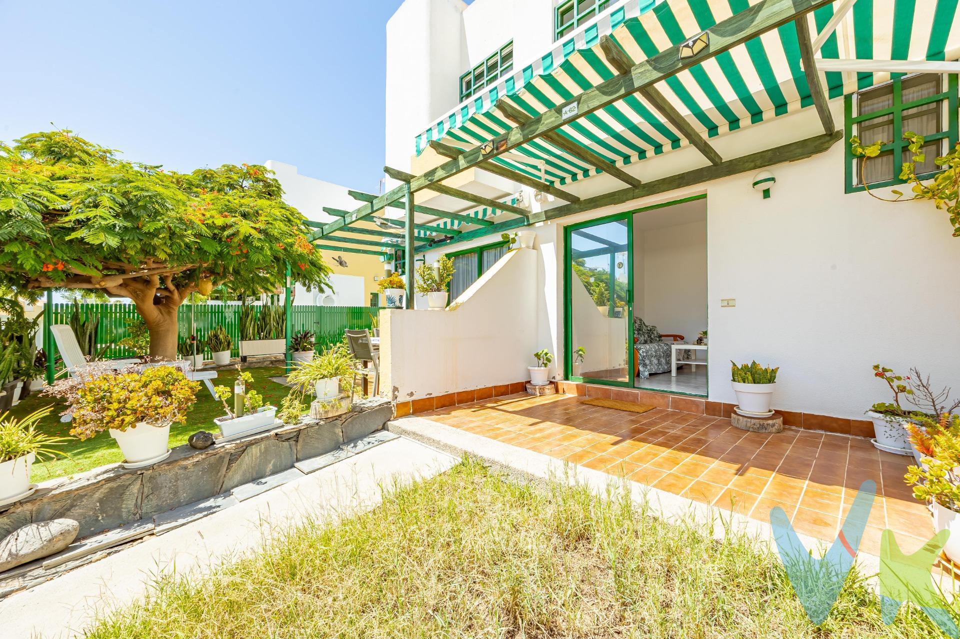 Se ofrece en venta un encantador dúplex situado en el prestigioso complejo CapriI, en Campo Internacional. Esta vivienda destaca por su luminosidad y distribución funcional. Se accede a través de una terraza privada y un pequeño jardín, ideales para disfrutar del aire libre y del clima de la zona. En la planta baja cuenta con un salón acogedor que se integra con la cocina. También dispone de una solana, proporcionando un espacio adicional para lavandería o almacenamiento.  . En la planta alta se encuentra un dormitorio principal junto con un cuarto de baño, ofreciendo privacidad y comodidad para sus habitantes. La vivienda ha sido diseñada para aprovechar al máximo la luz natural, creando un ambiente cálido y agradable en todas sus estancias. El complejo Capri ofrece una serie de zonas comunes pensadas para el confort y la seguridad de sus residentes. Cuenta con una piscina comunitaria perfecta para disfrutar en los meses más cálidos. Además, dispone de una zona destinada al aparcamiento de bicicletas. La gestión de residuos se realiza de manera práctica, con contenedores de basuras ubicados estratégicamente cerca de las viviendas. Para el estacionamiento de vehículos, es posible aparcar en la calle, que se caracteriza por ser tranquila. Los residentes también pueden disfrutar de un restaurante dentro de la comunidad, ofreciendo comodidad para comidas y encuentros sociales sin necesidad de desplazarse. La ubicación de la propiedad dentro de Campo Internacional es especialmente atractiva por su cercanía a diversos servicios y opciones de ocio. La zona cuenta con campos de golf, restaurantes, supermercados,etc. todo accesible en pocos minutos. Su entorno combina la tranquilidad de un área residencial con la comodidad de tener todo lo necesario a mano, permitiendo disfrutar de un estilo de vida relajado y al mismo tiempo activo. Es importante tener en cuenta que los gastos de ITP (Impuesto de Transmisiones Patrimoniales) y otros gastos de compraventa no están incluidos en el precio anunciado. Asimismo, el anuncio puede ser retirado del mercado en cualquier momento sin previo aviso.